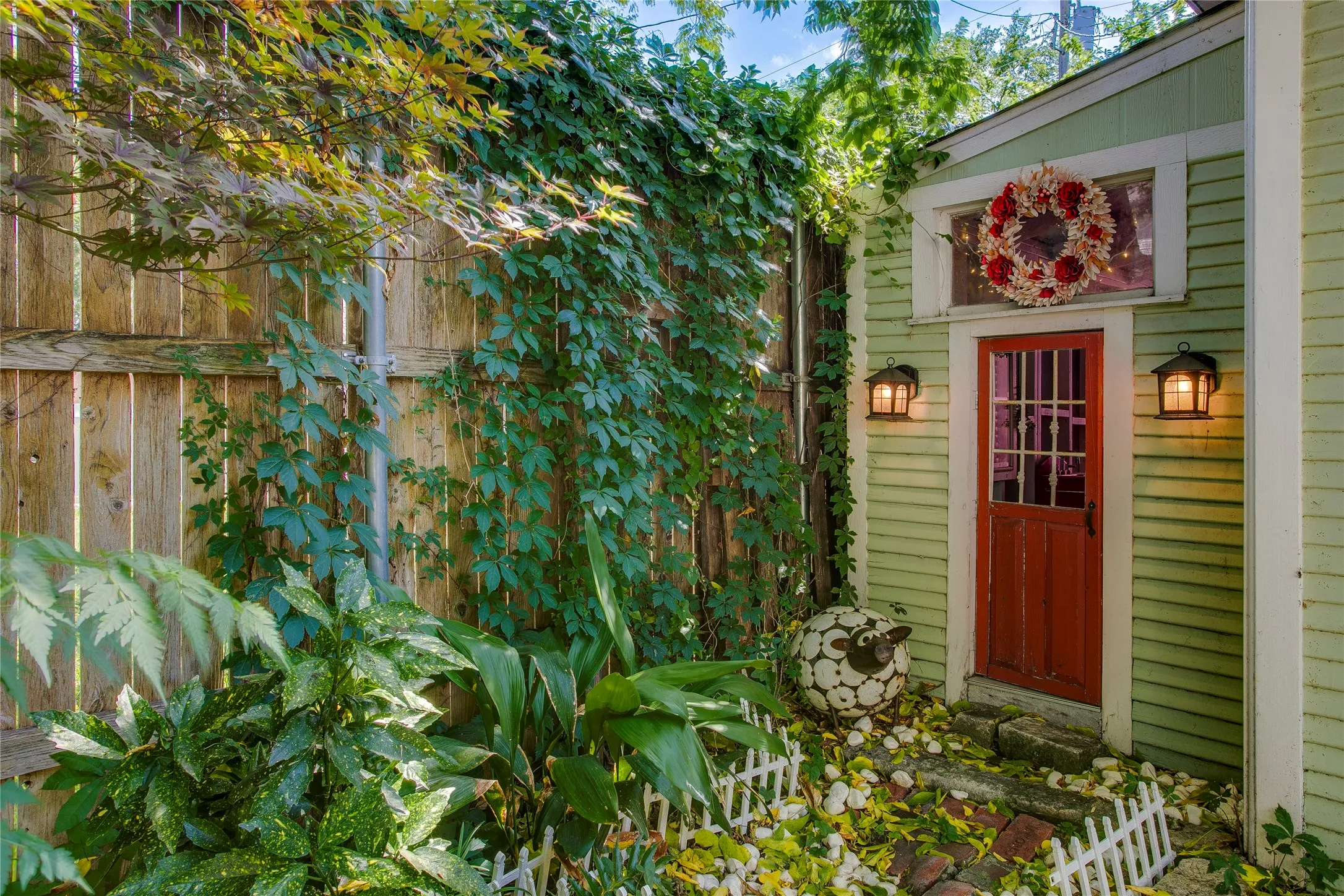 Single Family Residence For Sale in Dallas County , 105 S Winnetka Avenue, Dallas, Texas 75208, 3 Bedroom, 3 Bathroom, 2 Garage spaces, 2,503 Sqft, built in 1915, mls#21392762, Real Estate Agent in Dallas, Homes For Sale in Dallas county, Homes For Sale in Dallas, Realtor in Dallas Texas, Real Estate Brokerage Independent Realty Texas, Luminita Cordes Realtor