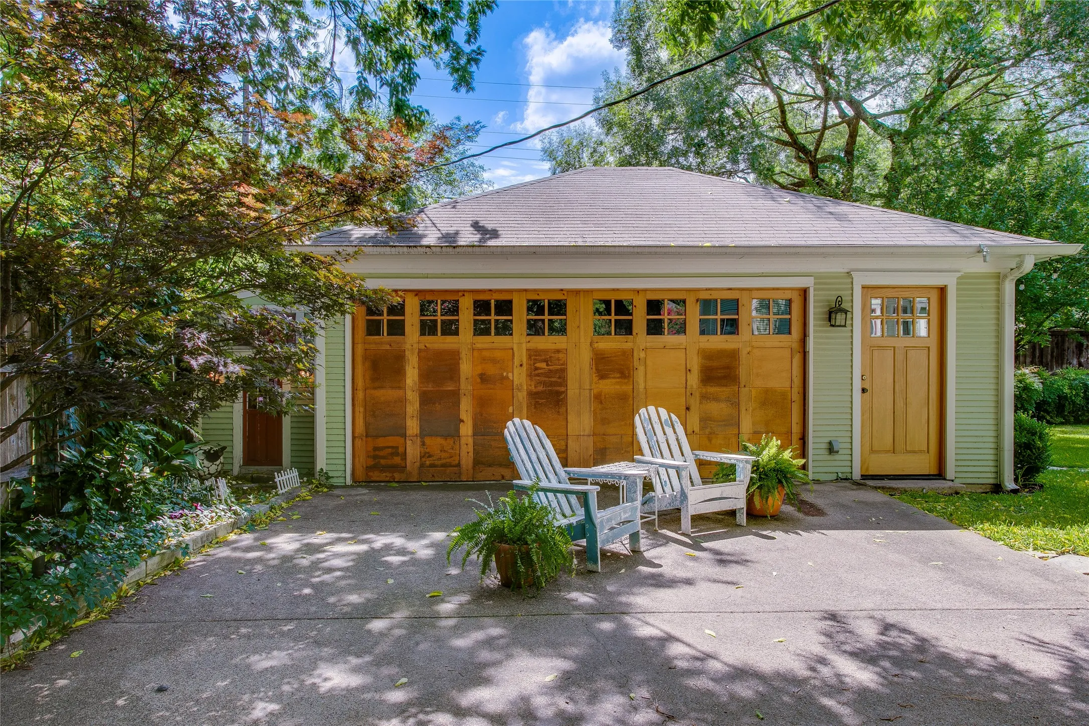 Single Family Residence For Sale in Dallas County , 105 S Winnetka Avenue, Dallas, Texas 75208, 3 Bedroom, 3 Bathroom, 2 Garage spaces, 2,503 Sqft, built in 1915, mls#21392762, Real Estate Agent in Dallas, Homes For Sale in Dallas county, Homes For Sale in Dallas, Realtor in Dallas Texas, Real Estate Brokerage Independent Realty Texas, Luminita Cordes Realtor