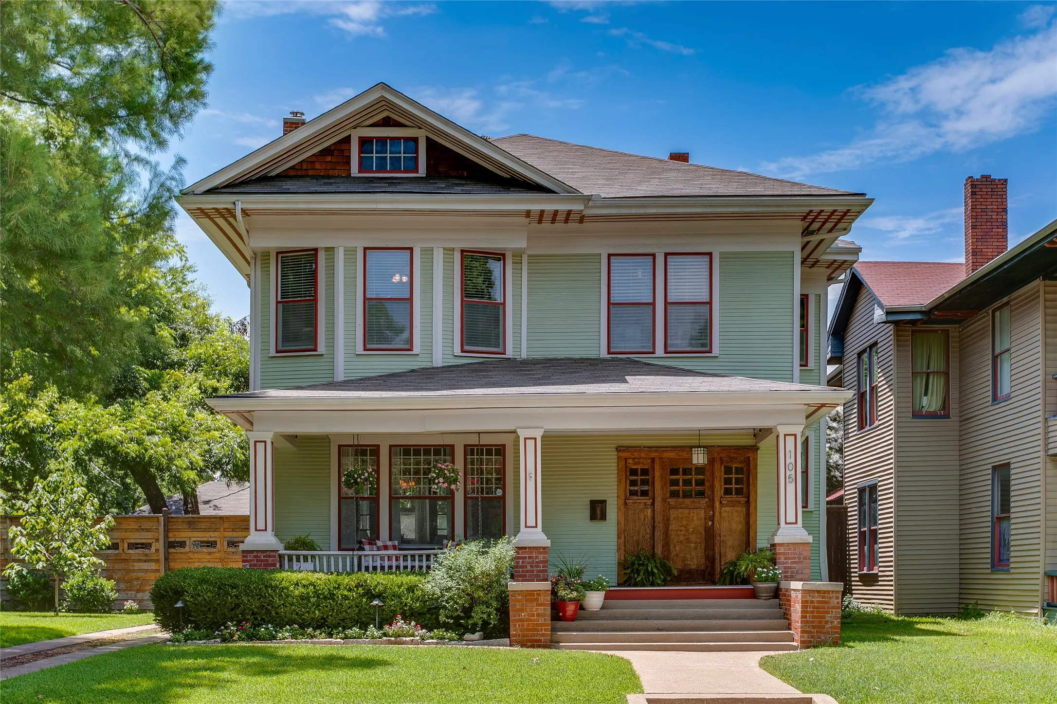Single Family Residence For Sale in Dallas County , 105 S Winnetka Avenue, Dallas, Texas 75208, 3 Bedroom, 3 Bathroom, 2 Garage spaces, 2,503 Sqft, built in 1915, mls#21392762, Real Estate Agent in Dallas, Homes For Sale in Dallas county, Homes For Sale in Dallas, Realtor in Dallas Texas, Real Estate Brokerage Independent Realty Texas, Luminita Cordes Realtor