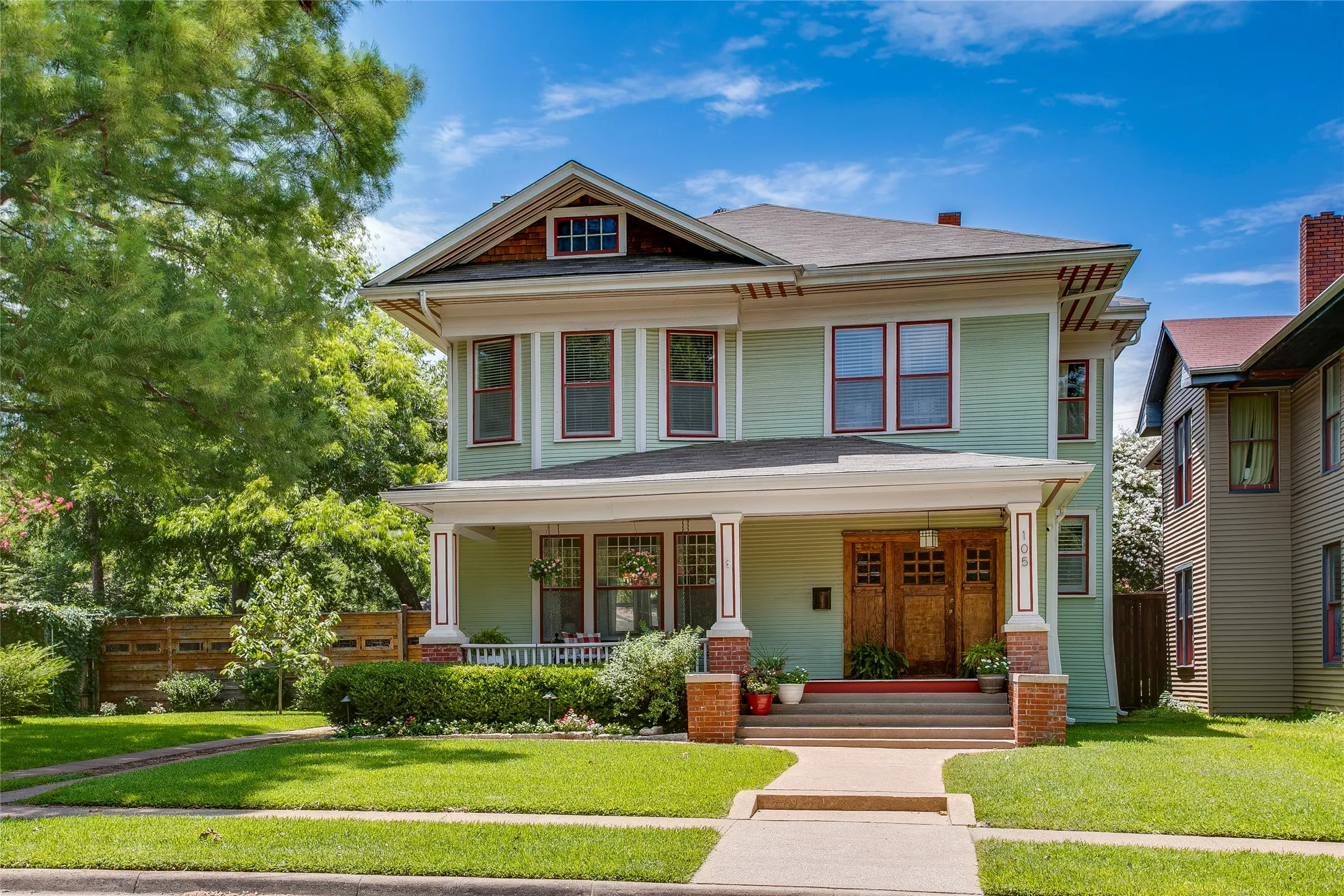 Single Family Residence For Sale in Dallas County , 105 S Winnetka Avenue, Dallas, Texas 75208, 3 Bedroom, 3 Bathroom, 2 Garage spaces, 2,503 Sqft, built in 1915, mls#21392762, Real Estate Agent in Dallas, Homes For Sale in Dallas county, Homes For Sale in Dallas, Realtor in Dallas Texas, Real Estate Brokerage Independent Realty Texas, Luminita Cordes Realtor