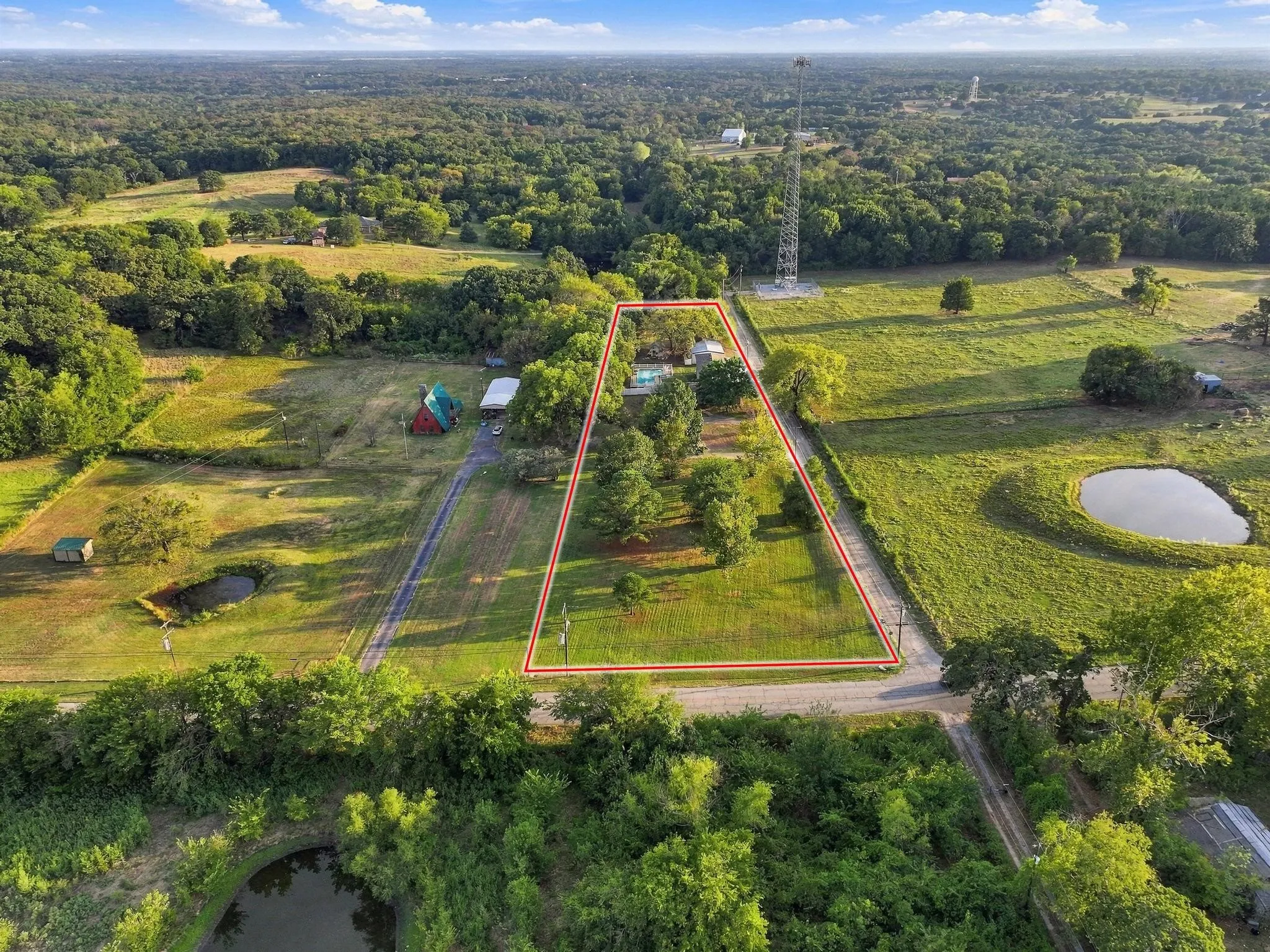 Expansive property featuring a treed lot, and a detached building