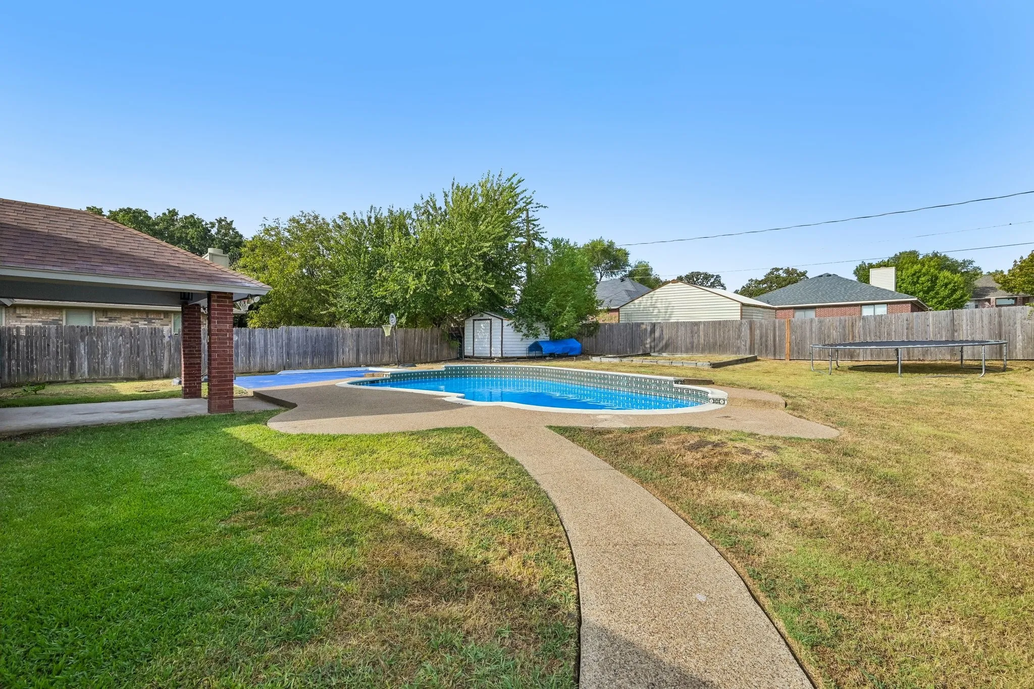 Single Family Residence For Sale in Tarrant County , 609 Ruth Drive, Kennedale, Texas 76060, 3 Bedroom, 2 Bathroom, 2 Garage spaces, 1,290 Sqft, built in 1987, mls#21394462, Real Estate Agent in Kennedale, Homes For Sale in Tarrant county, Homes For Sale in Kennedale, Realtor in Kennedale Texas, Real Estate Brokerage Independent Realty Texas, Luminita Cordes Realtor