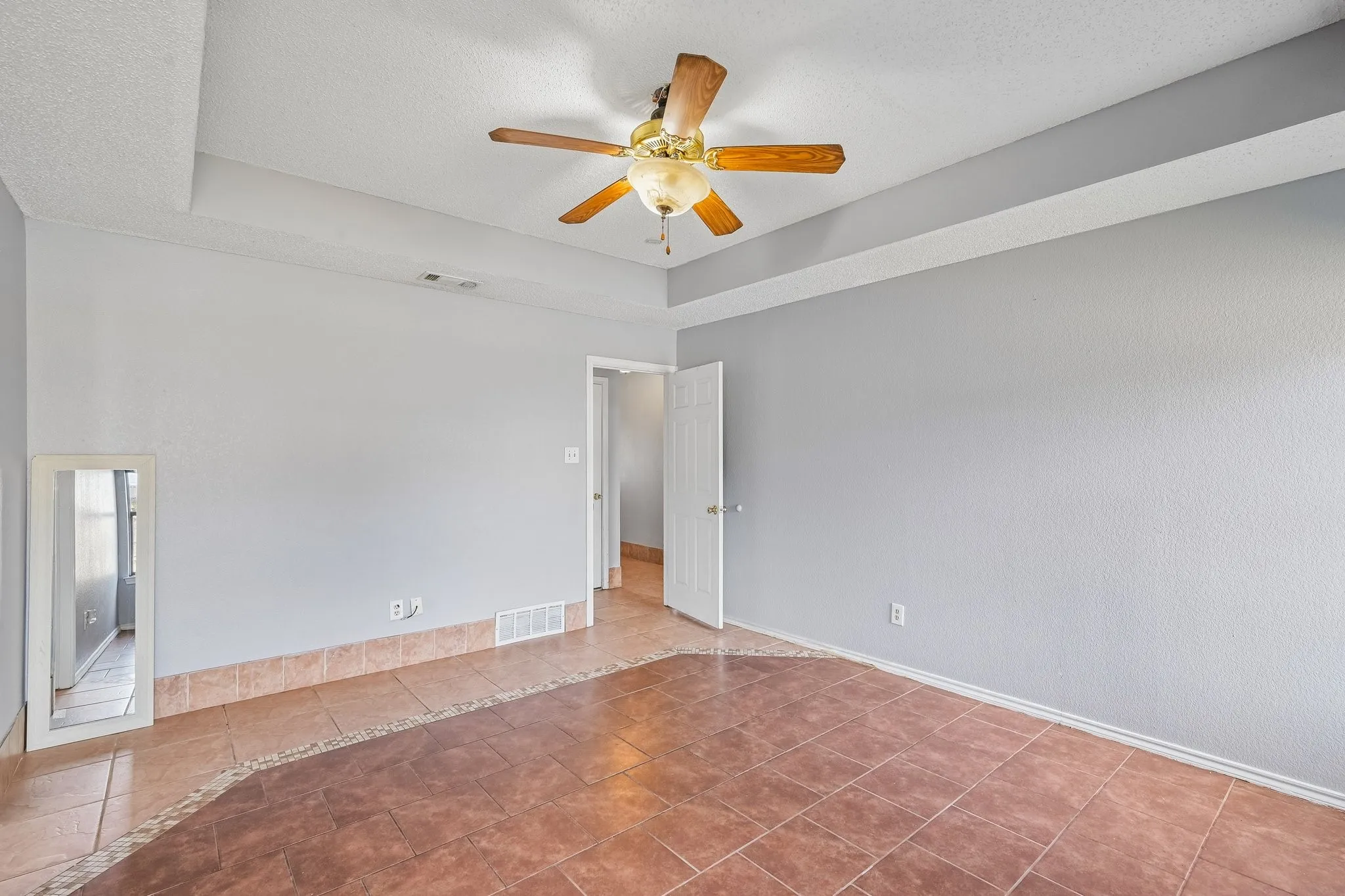 Single Family Residence For Sale in Tarrant County , 609 Ruth Drive, Kennedale, Texas 76060, 3 Bedroom, 2 Bathroom, 2 Garage spaces, 1,290 Sqft, built in 1987, mls#21394462, Real Estate Agent in Kennedale, Homes For Sale in Tarrant county, Homes For Sale in Kennedale, Realtor in Kennedale Texas, Real Estate Brokerage Independent Realty Texas, Luminita Cordes Realtor