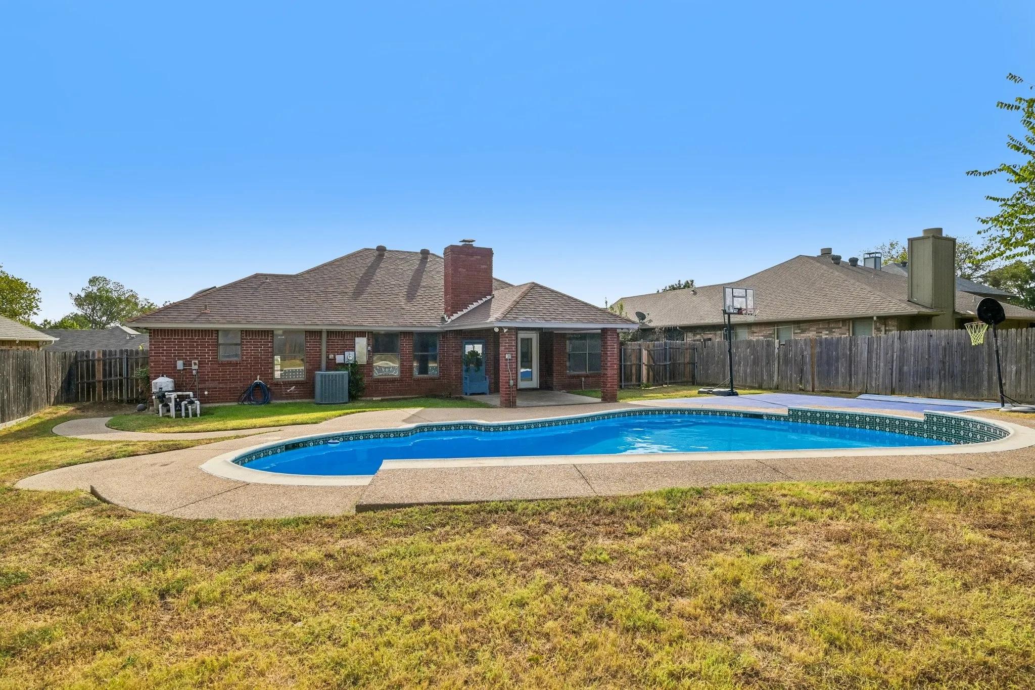 Single Family Residence For Sale in Tarrant County , 609 Ruth Drive, Kennedale, Texas 76060, 3 Bedroom, 2 Bathroom, 2 Garage spaces, 1,290 Sqft, built in 1987, mls#21394462, Real Estate Agent in Kennedale, Homes For Sale in Tarrant county, Homes For Sale in Kennedale, Realtor in Kennedale Texas, Real Estate Brokerage Independent Realty Texas, Luminita Cordes Realtor
