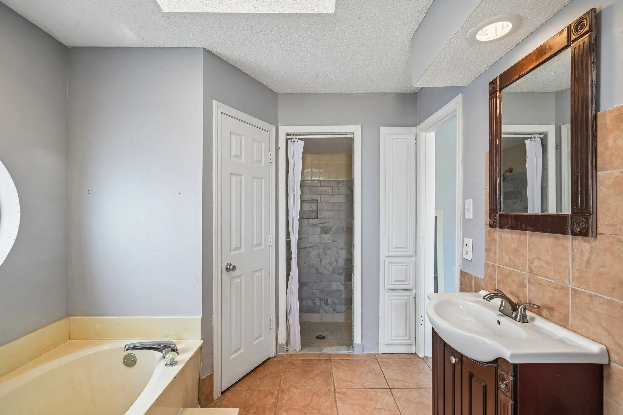 Single Family Residence For Sale in Tarrant County , 609 Ruth Drive, Kennedale, Texas 76060, 3 Bedroom, 2 Bathroom, 2 Garage spaces, 1,290 Sqft, built in 1987, mls#21394462, Real Estate Agent in Kennedale, Homes For Sale in Tarrant county, Homes For Sale in Kennedale, Realtor in Kennedale Texas, Real Estate Brokerage Independent Realty Texas, Luminita Cordes Realtor