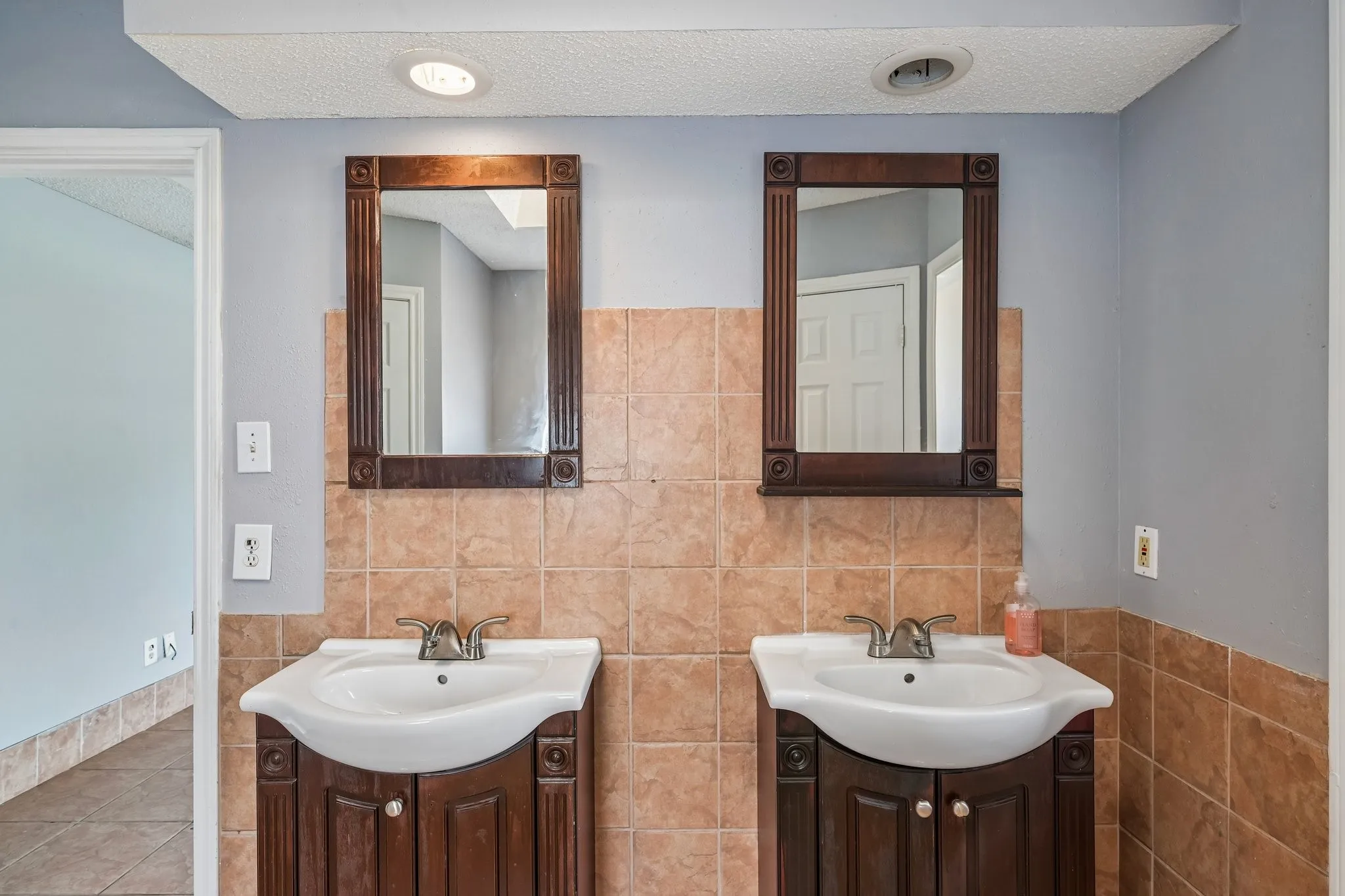 Single Family Residence For Sale in Tarrant County , 609 Ruth Drive, Kennedale, Texas 76060, 3 Bedroom, 2 Bathroom, 2 Garage spaces, 1,290 Sqft, built in 1987, mls#21394462, Real Estate Agent in Kennedale, Homes For Sale in Tarrant county, Homes For Sale in Kennedale, Realtor in Kennedale Texas, Real Estate Brokerage Independent Realty Texas, Luminita Cordes Realtor