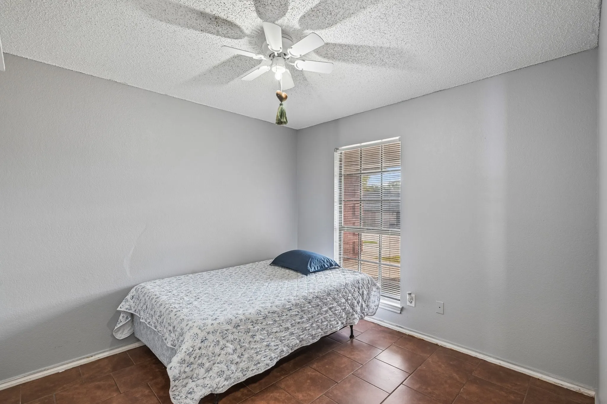 Single Family Residence For Sale in Tarrant County , 609 Ruth Drive, Kennedale, Texas 76060, 3 Bedroom, 2 Bathroom, 2 Garage spaces, 1,290 Sqft, built in 1987, mls#21394462, Real Estate Agent in Kennedale, Homes For Sale in Tarrant county, Homes For Sale in Kennedale, Realtor in Kennedale Texas, Real Estate Brokerage Independent Realty Texas, Luminita Cordes Realtor