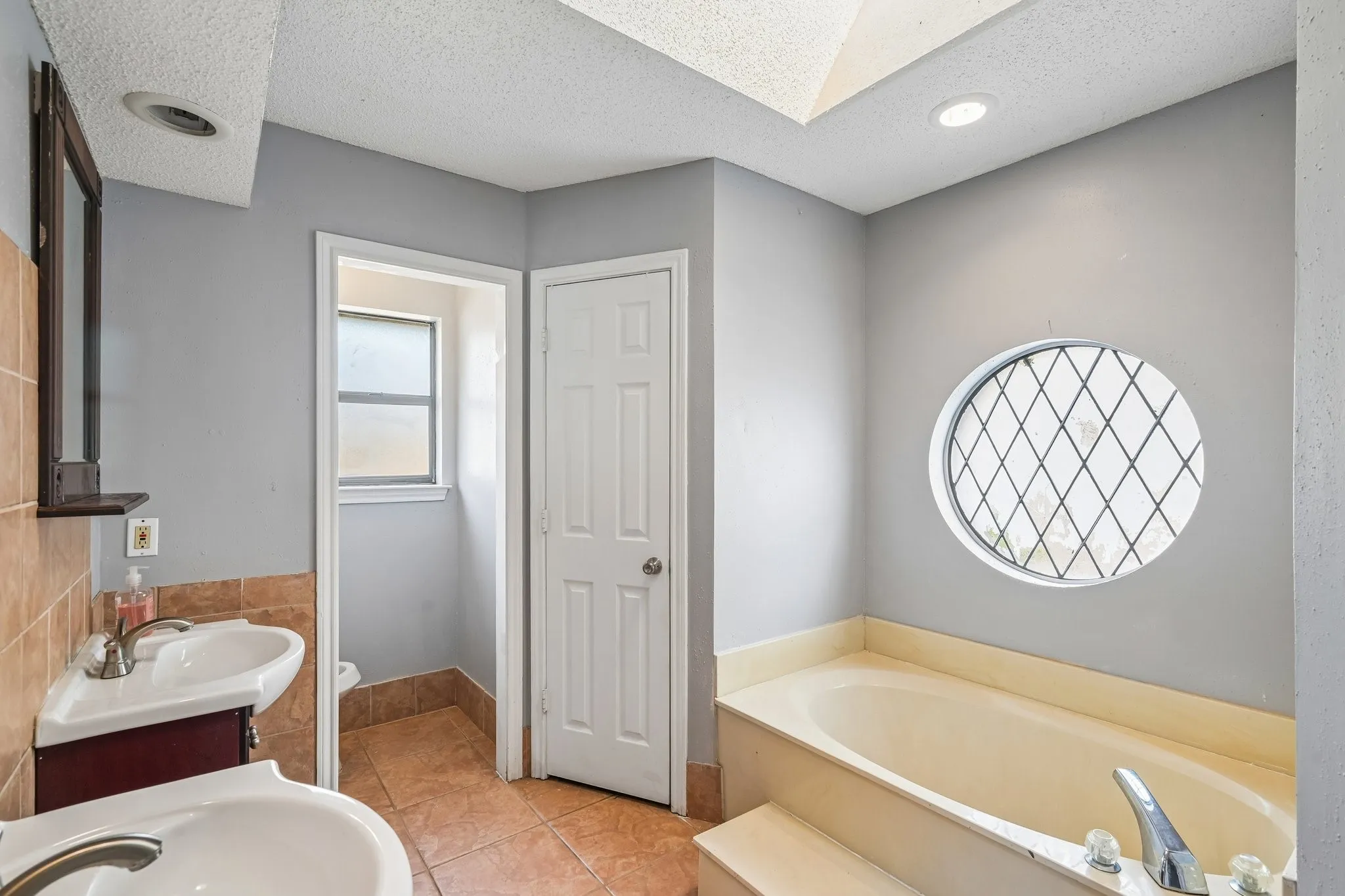 Single Family Residence For Sale in Tarrant County , 609 Ruth Drive, Kennedale, Texas 76060, 3 Bedroom, 2 Bathroom, 2 Garage spaces, 1,290 Sqft, built in 1987, mls#21394462, Real Estate Agent in Kennedale, Homes For Sale in Tarrant county, Homes For Sale in Kennedale, Realtor in Kennedale Texas, Real Estate Brokerage Independent Realty Texas, Luminita Cordes Realtor