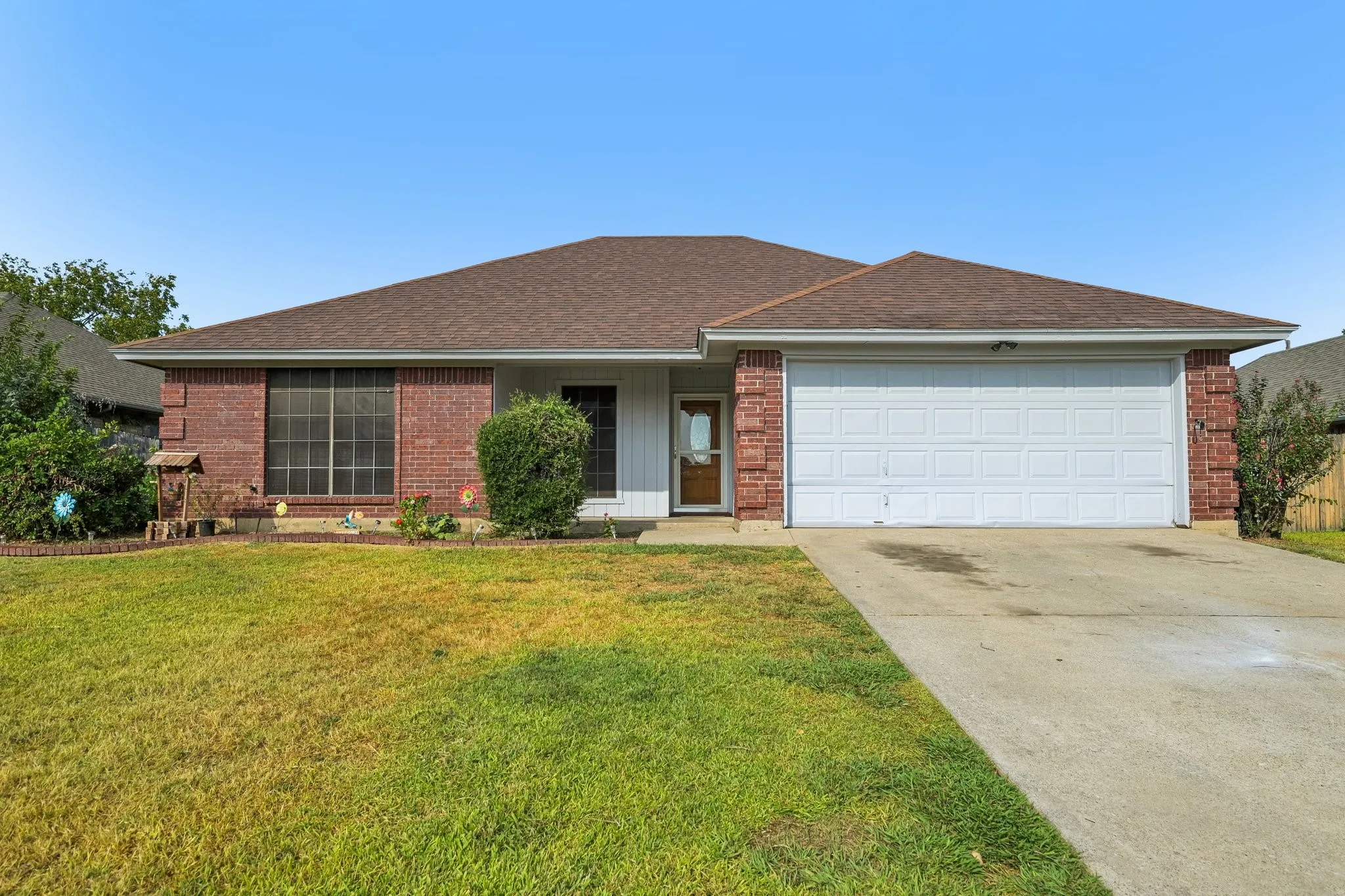 Single Family Residence For Sale in Tarrant County , 609 Ruth Drive, Kennedale, Texas 76060, 3 Bedroom, 2 Bathroom, 2 Garage spaces, 1,290 Sqft, built in 1987, mls#21394462, Real Estate Agent in Kennedale, Homes For Sale in Tarrant county, Homes For Sale in Kennedale, Realtor in Kennedale Texas, Real Estate Brokerage Independent Realty Texas, Luminita Cordes Realtor