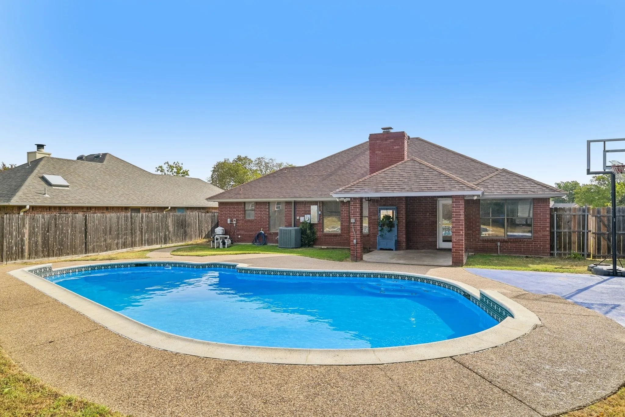 Single Family Residence For Sale in Tarrant County , 609 Ruth Drive, Kennedale, Texas 76060, 3 Bedroom, 2 Bathroom, 2 Garage spaces, 1,290 Sqft, built in 1987, mls#21394462, Real Estate Agent in Kennedale, Homes For Sale in Tarrant county, Homes For Sale in Kennedale, Realtor in Kennedale Texas, Real Estate Brokerage Independent Realty Texas, Luminita Cordes Realtor