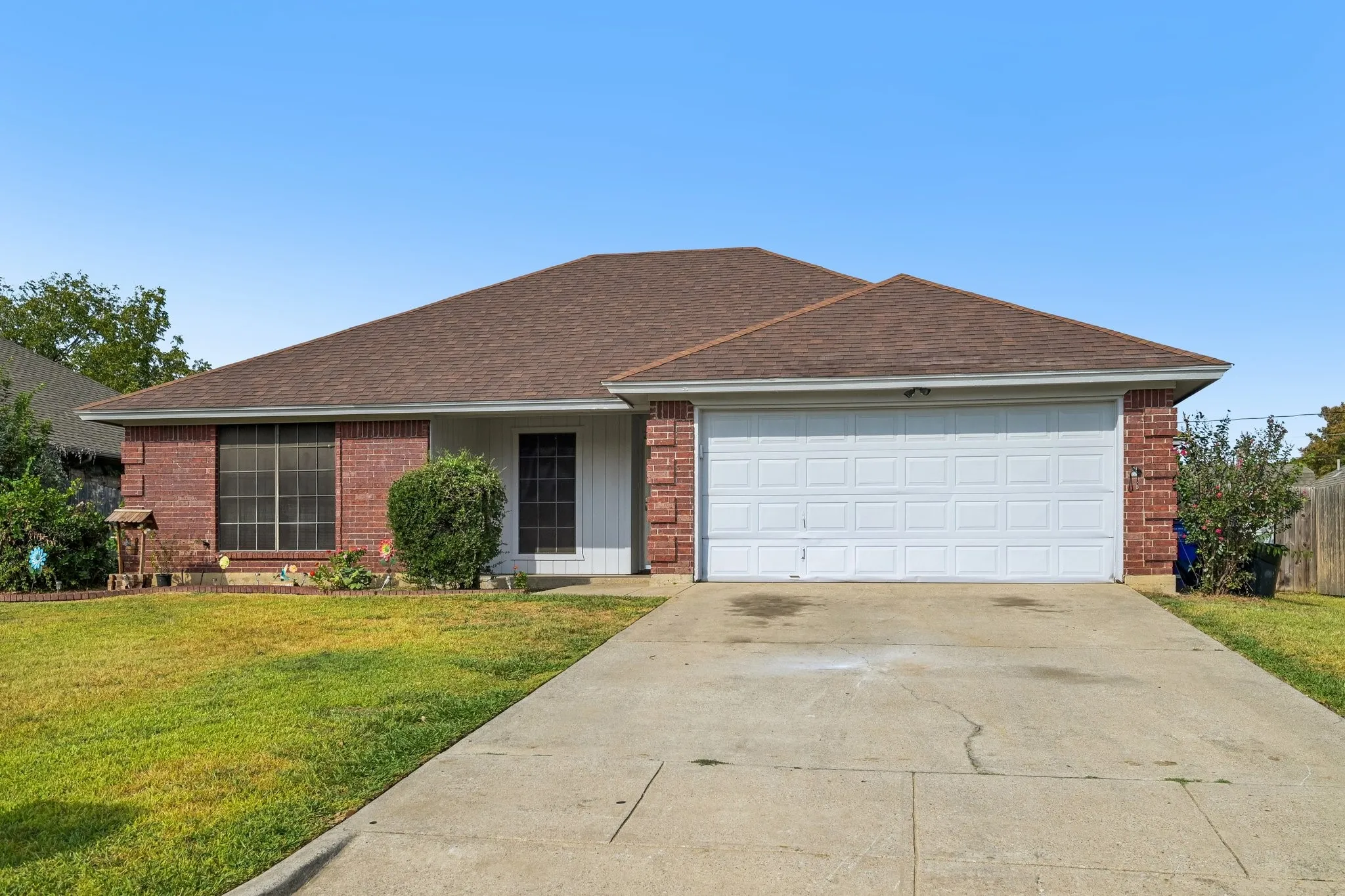 Single Family Residence For Sale in Tarrant County , 609 Ruth Drive, Kennedale, Texas 76060, 3 Bedroom, 2 Bathroom, 2 Garage spaces, 1,290 Sqft, built in 1987, mls#21394462, Real Estate Agent in Kennedale, Homes For Sale in Tarrant county, Homes For Sale in Kennedale, Realtor in Kennedale Texas, Real Estate Brokerage Independent Realty Texas, Luminita Cordes Realtor