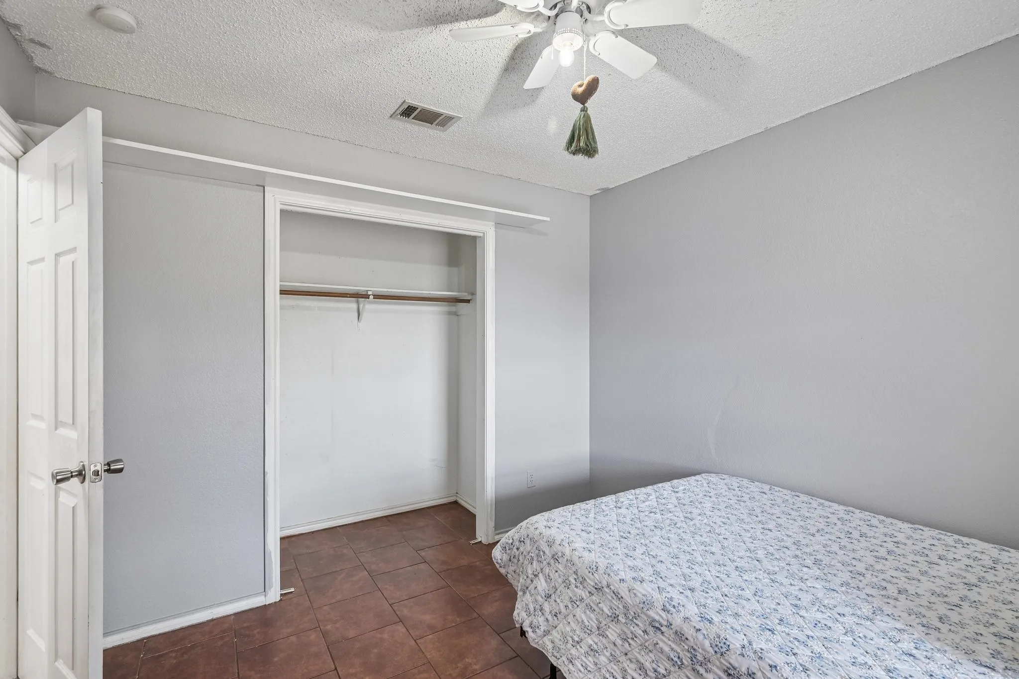 Single Family Residence For Sale in Tarrant County , 609 Ruth Drive, Kennedale, Texas 76060, 3 Bedroom, 2 Bathroom, 2 Garage spaces, 1,290 Sqft, built in 1987, mls#21394462, Real Estate Agent in Kennedale, Homes For Sale in Tarrant county, Homes For Sale in Kennedale, Realtor in Kennedale Texas, Real Estate Brokerage Independent Realty Texas, Luminita Cordes Realtor