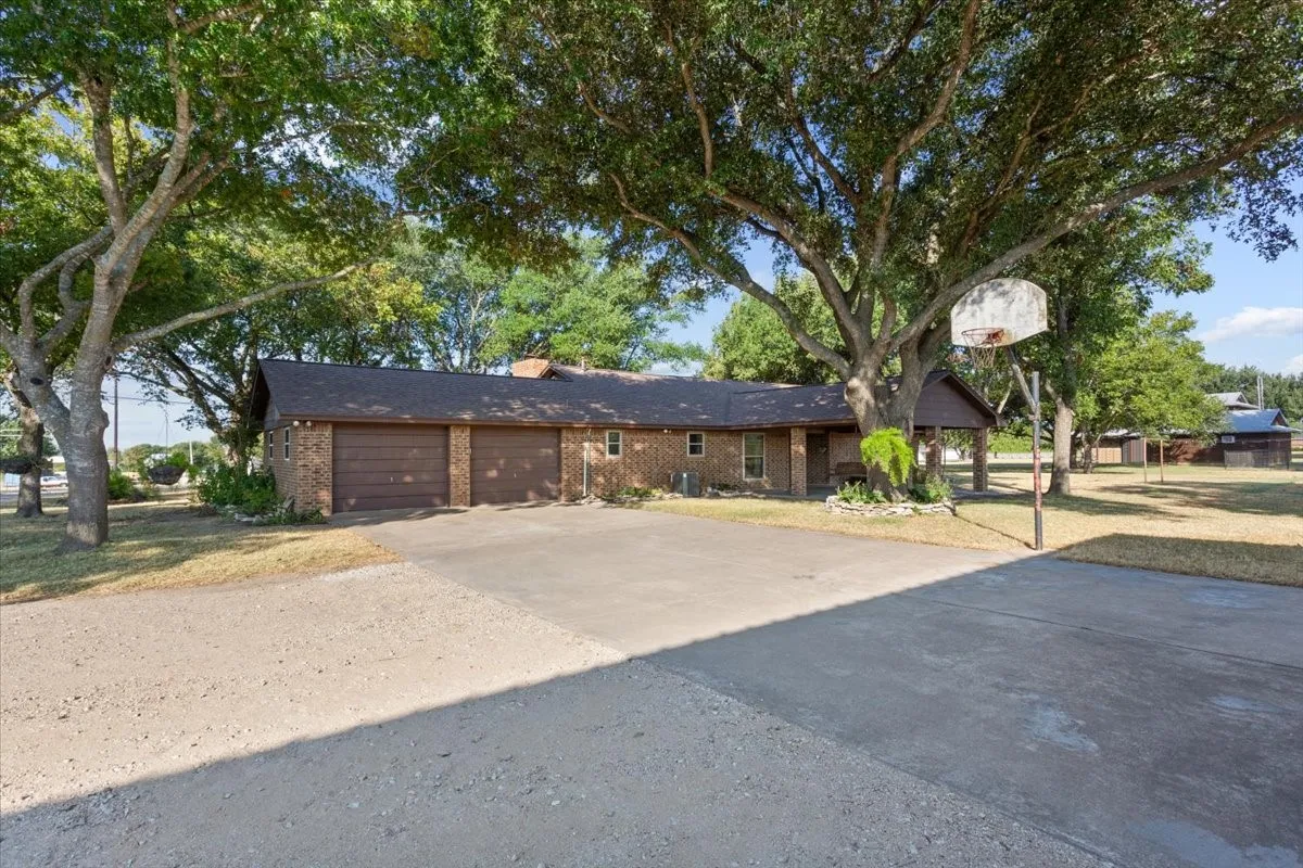 Single Family Residence For Sale in Mc Lennan County , 670 Berger Road, West, Texas 76691, 3 Bedroom, 2 Bathroom, 4 Garage spaces, 2,165 Sqft, built in 1984, mls#21396173, Real Estate Agent in West, Homes For Sale in Mc Lennan county, Homes For Sale in West, Realtor in West Texas, Real Estate Brokerage Independent Realty Texas, Luminita Cordes Realtor