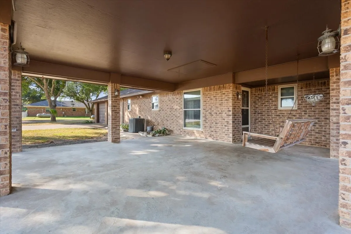 Single Family Residence For Sale in Mc Lennan County , 670 Berger Road, West, Texas 76691, 3 Bedroom, 2 Bathroom, 4 Garage spaces, 2,165 Sqft, built in 1984, mls#21396173, Real Estate Agent in West, Homes For Sale in Mc Lennan county, Homes For Sale in West, Realtor in West Texas, Real Estate Brokerage Independent Realty Texas, Luminita Cordes Realtor