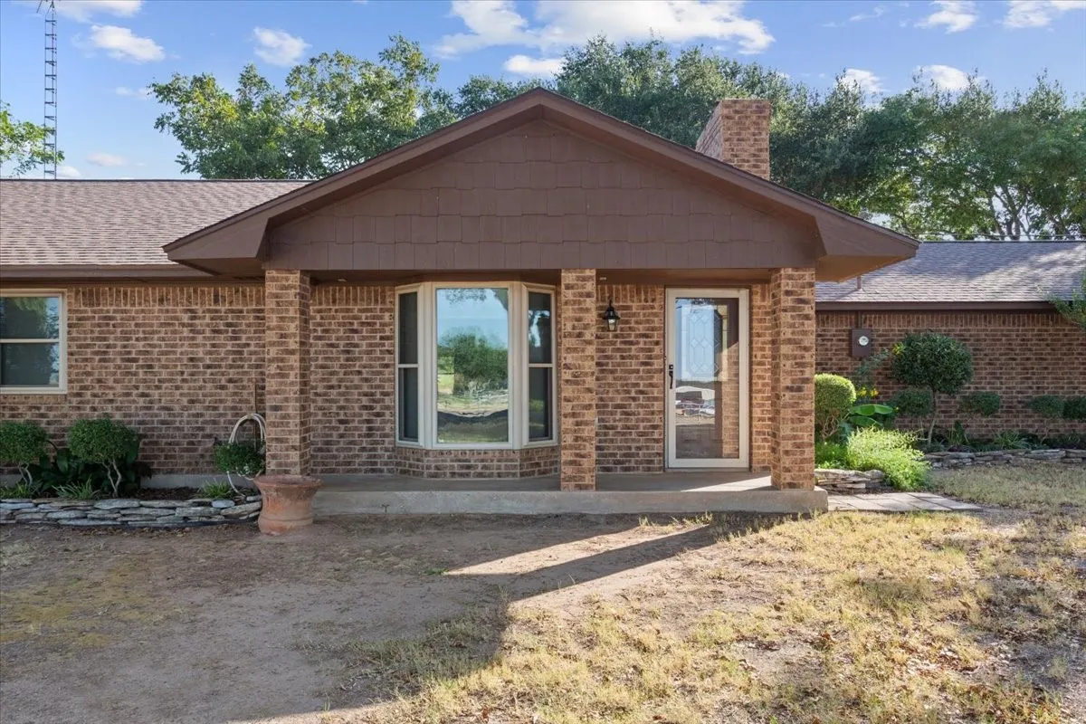 Single Family Residence For Sale in Mc Lennan County , 670 Berger Road, West, Texas 76691, 3 Bedroom, 2 Bathroom, 4 Garage spaces, 2,165 Sqft, built in 1984, mls#21396173, Real Estate Agent in West, Homes For Sale in Mc Lennan county, Homes For Sale in West, Realtor in West Texas, Real Estate Brokerage Independent Realty Texas, Luminita Cordes Realtor