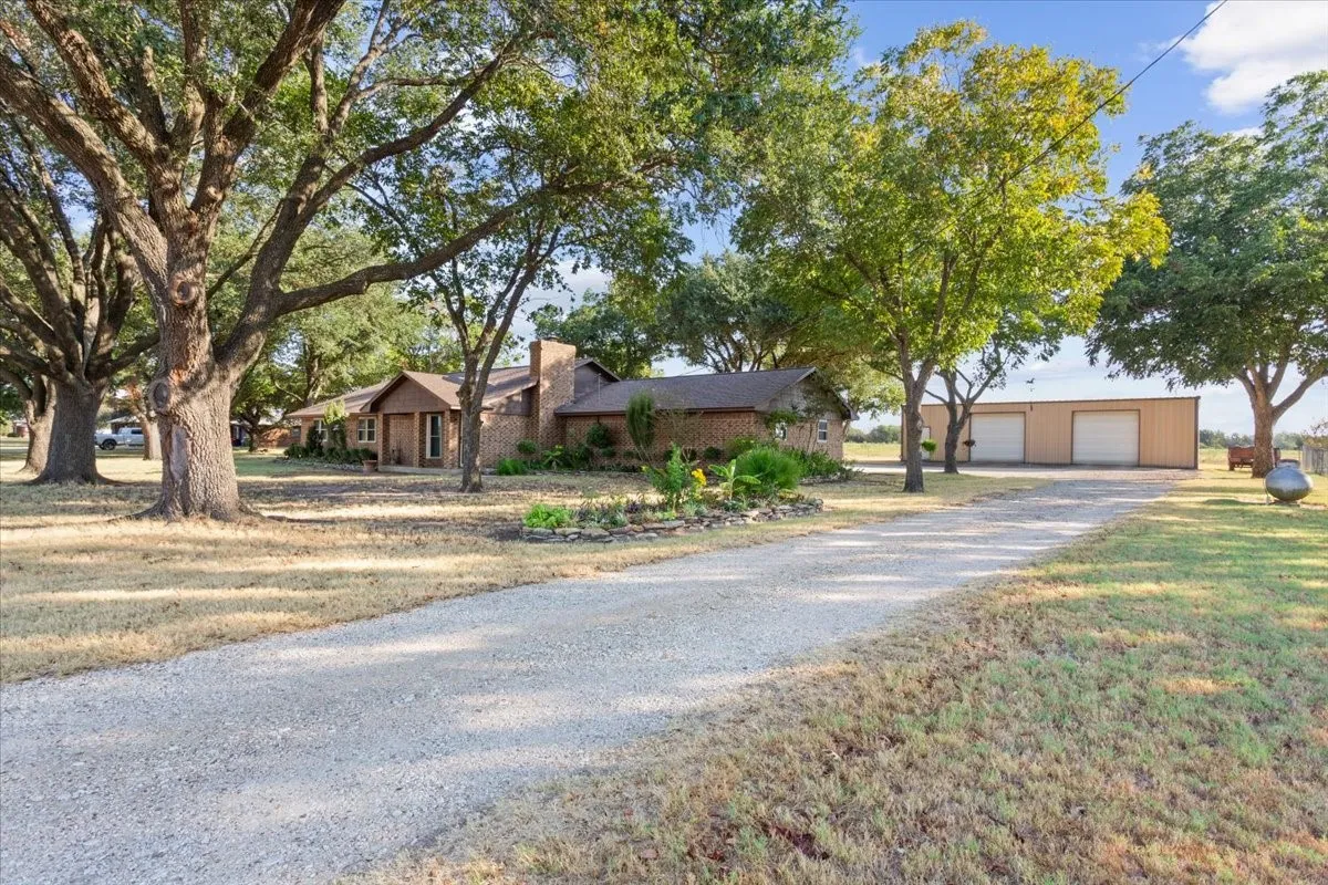 Single Family Residence For Sale in Mc Lennan County , 670 Berger Road, West, Texas 76691, 3 Bedroom, 2 Bathroom, 4 Garage spaces, 2,165 Sqft, built in 1984, mls#21396173, Real Estate Agent in West, Homes For Sale in Mc Lennan county, Homes For Sale in West, Realtor in West Texas, Real Estate Brokerage Independent Realty Texas, Luminita Cordes Realtor