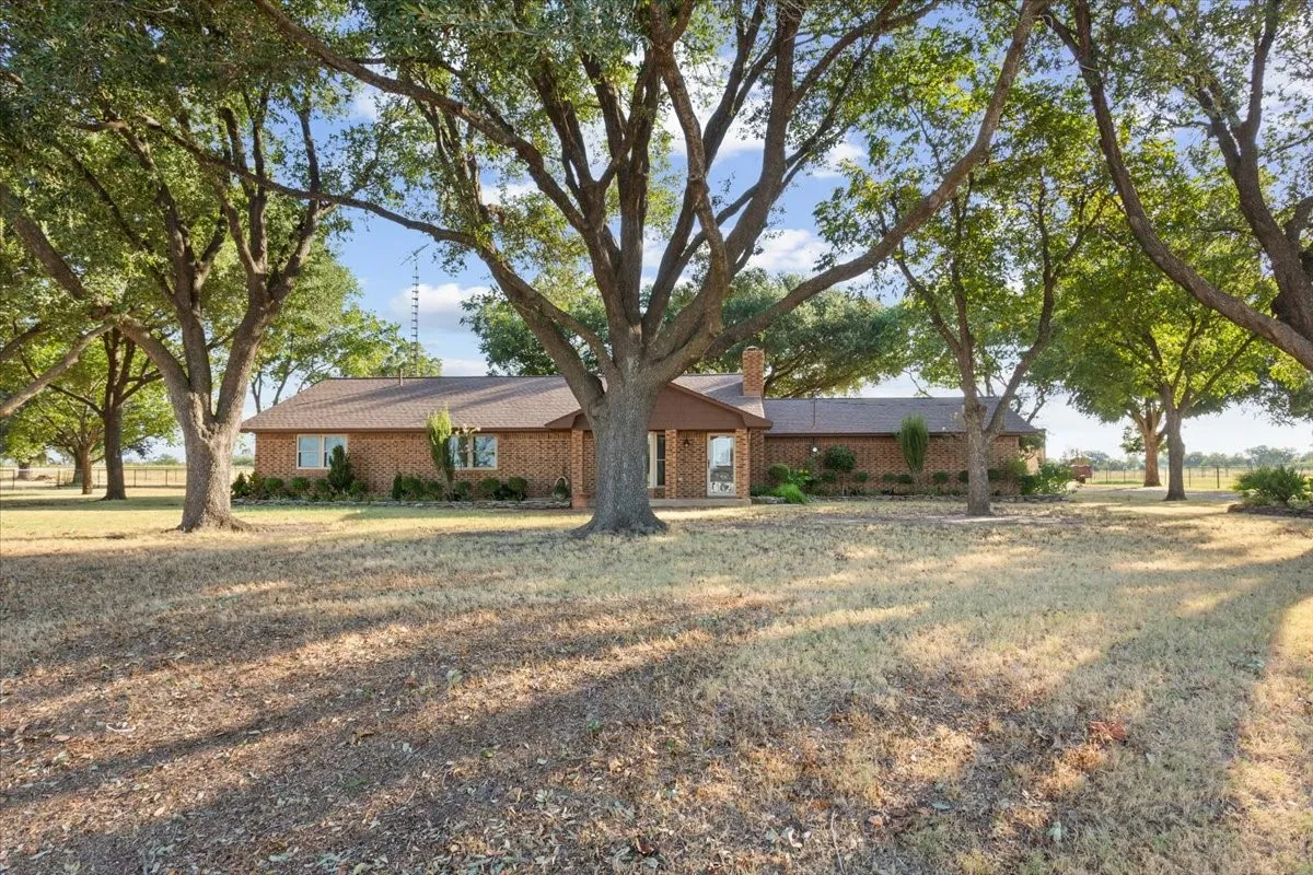 Single Family Residence For Sale in Mc Lennan County , 670 Berger Road, West, Texas 76691, 3 Bedroom, 2 Bathroom, 4 Garage spaces, 2,165 Sqft, built in 1984, mls#21396173, Real Estate Agent in West, Homes For Sale in Mc Lennan county, Homes For Sale in West, Realtor in West Texas, Real Estate Brokerage Independent Realty Texas, Luminita Cordes Realtor