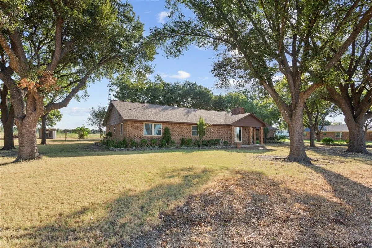 Single Family Residence For Sale in Mc Lennan County , 670 Berger Road, West, Texas 76691, 3 Bedroom, 2 Bathroom, 4 Garage spaces, 2,165 Sqft, built in 1984, mls#21396173, Real Estate Agent in West, Homes For Sale in Mc Lennan county, Homes For Sale in West, Realtor in West Texas, Real Estate Brokerage Independent Realty Texas, Luminita Cordes Realtor