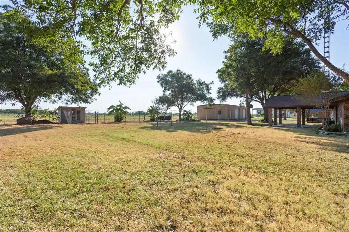 Single Family Residence For Sale in Mc Lennan County , 670 Berger Road, West, Texas 76691, 3 Bedroom, 2 Bathroom, 4 Garage spaces, 2,165 Sqft, built in 1984, mls#21396173, Real Estate Agent in West, Homes For Sale in Mc Lennan county, Homes For Sale in West, Realtor in West Texas, Real Estate Brokerage Independent Realty Texas, Luminita Cordes Realtor