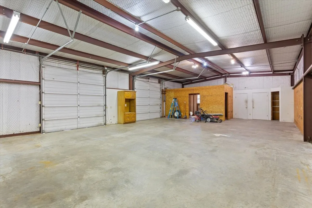 Single Family Residence For Sale in Mc Lennan County , 670 Berger Road, West, Texas 76691, 3 Bedroom, 2 Bathroom, 4 Garage spaces, 2,165 Sqft, built in 1984, mls#21396173, Real Estate Agent in West, Homes For Sale in Mc Lennan county, Homes For Sale in West, Realtor in West Texas, Real Estate Brokerage Independent Realty Texas, Luminita Cordes Realtor