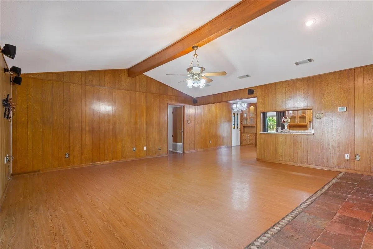 Single Family Residence For Sale in Mc Lennan County , 670 Berger Road, West, Texas 76691, 3 Bedroom, 2 Bathroom, 4 Garage spaces, 2,165 Sqft, built in 1984, mls#21396173, Real Estate Agent in West, Homes For Sale in Mc Lennan county, Homes For Sale in West, Realtor in West Texas, Real Estate Brokerage Independent Realty Texas, Luminita Cordes Realtor