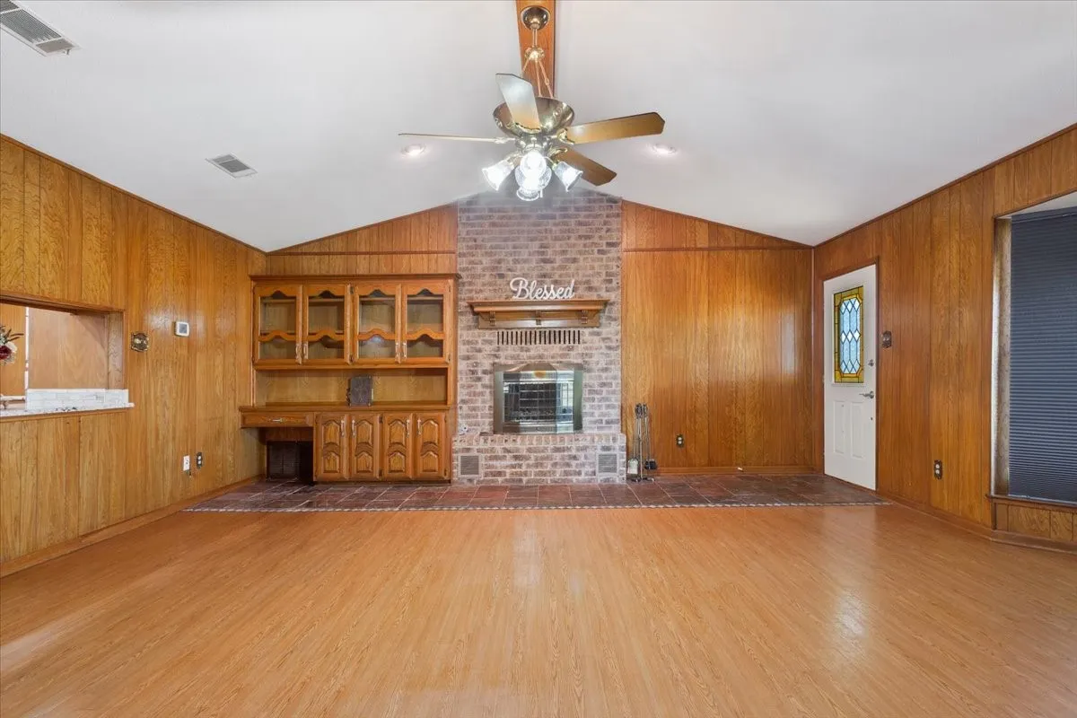 Single Family Residence For Sale in Mc Lennan County , 670 Berger Road, West, Texas 76691, 3 Bedroom, 2 Bathroom, 4 Garage spaces, 2,165 Sqft, built in 1984, mls#21396173, Real Estate Agent in West, Homes For Sale in Mc Lennan county, Homes For Sale in West, Realtor in West Texas, Real Estate Brokerage Independent Realty Texas, Luminita Cordes Realtor