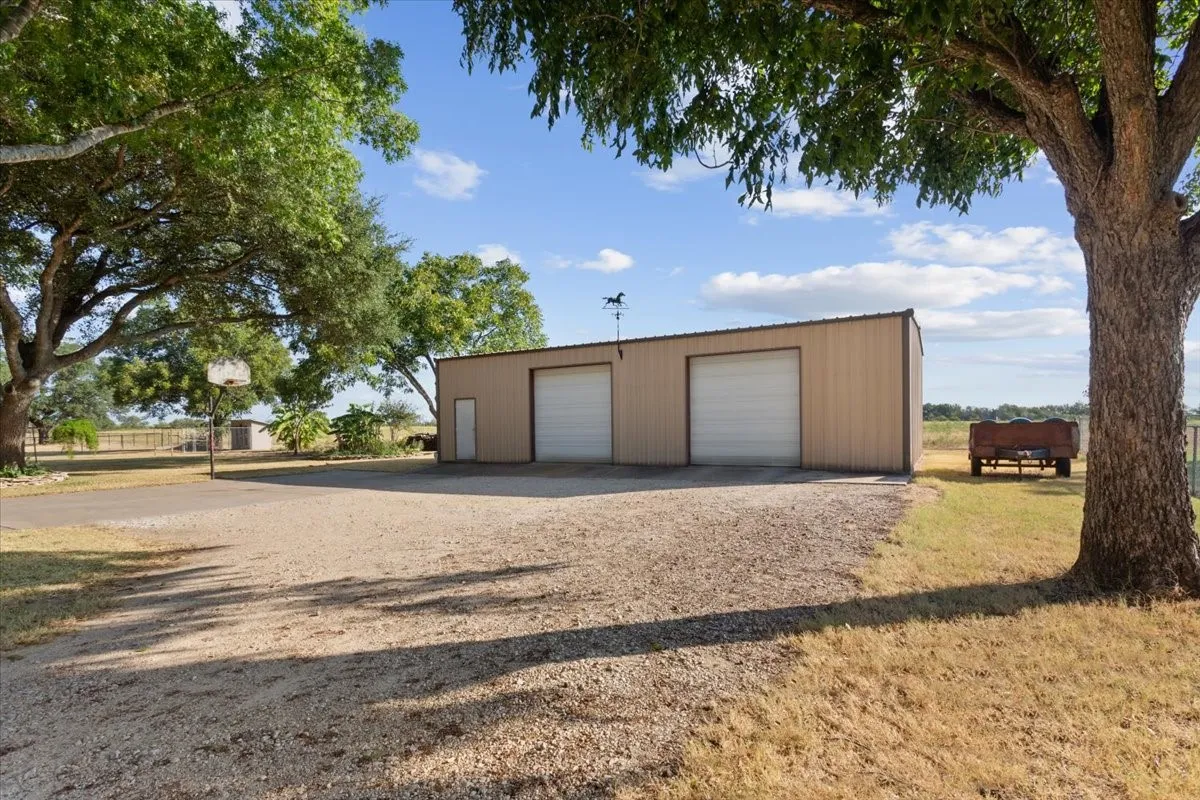Single Family Residence For Sale in Mc Lennan County , 670 Berger Road, West, Texas 76691, 3 Bedroom, 2 Bathroom, 4 Garage spaces, 2,165 Sqft, built in 1984, mls#21396173, Real Estate Agent in West, Homes For Sale in Mc Lennan county, Homes For Sale in West, Realtor in West Texas, Real Estate Brokerage Independent Realty Texas, Luminita Cordes Realtor