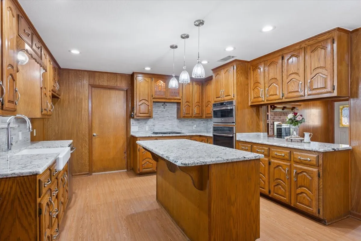 Single Family Residence For Sale in Mc Lennan County , 670 Berger Road, West, Texas 76691, 3 Bedroom, 2 Bathroom, 4 Garage spaces, 2,165 Sqft, built in 1984, mls#21396173, Real Estate Agent in West, Homes For Sale in Mc Lennan county, Homes For Sale in West, Realtor in West Texas, Real Estate Brokerage Independent Realty Texas, Luminita Cordes Realtor