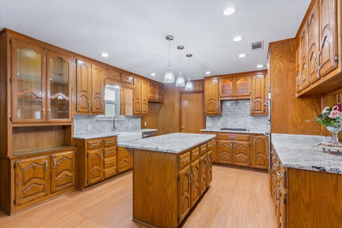 Single Family Residence For Sale in Mc Lennan County , 670 Berger Road, West, Texas 76691, 3 Bedroom, 2 Bathroom, 4 Garage spaces, 2,165 Sqft, built in 1984, mls#21396173, Real Estate Agent in West, Homes For Sale in Mc Lennan county, Homes For Sale in West, Realtor in West Texas, Real Estate Brokerage Independent Realty Texas, Luminita Cordes Realtor