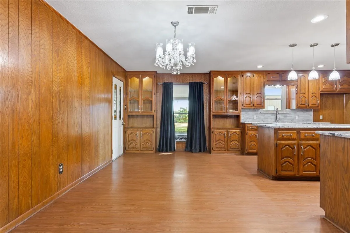 Single Family Residence For Sale in Mc Lennan County , 670 Berger Road, West, Texas 76691, 3 Bedroom, 2 Bathroom, 4 Garage spaces, 2,165 Sqft, built in 1984, mls#21396173, Real Estate Agent in West, Homes For Sale in Mc Lennan county, Homes For Sale in West, Realtor in West Texas, Real Estate Brokerage Independent Realty Texas, Luminita Cordes Realtor