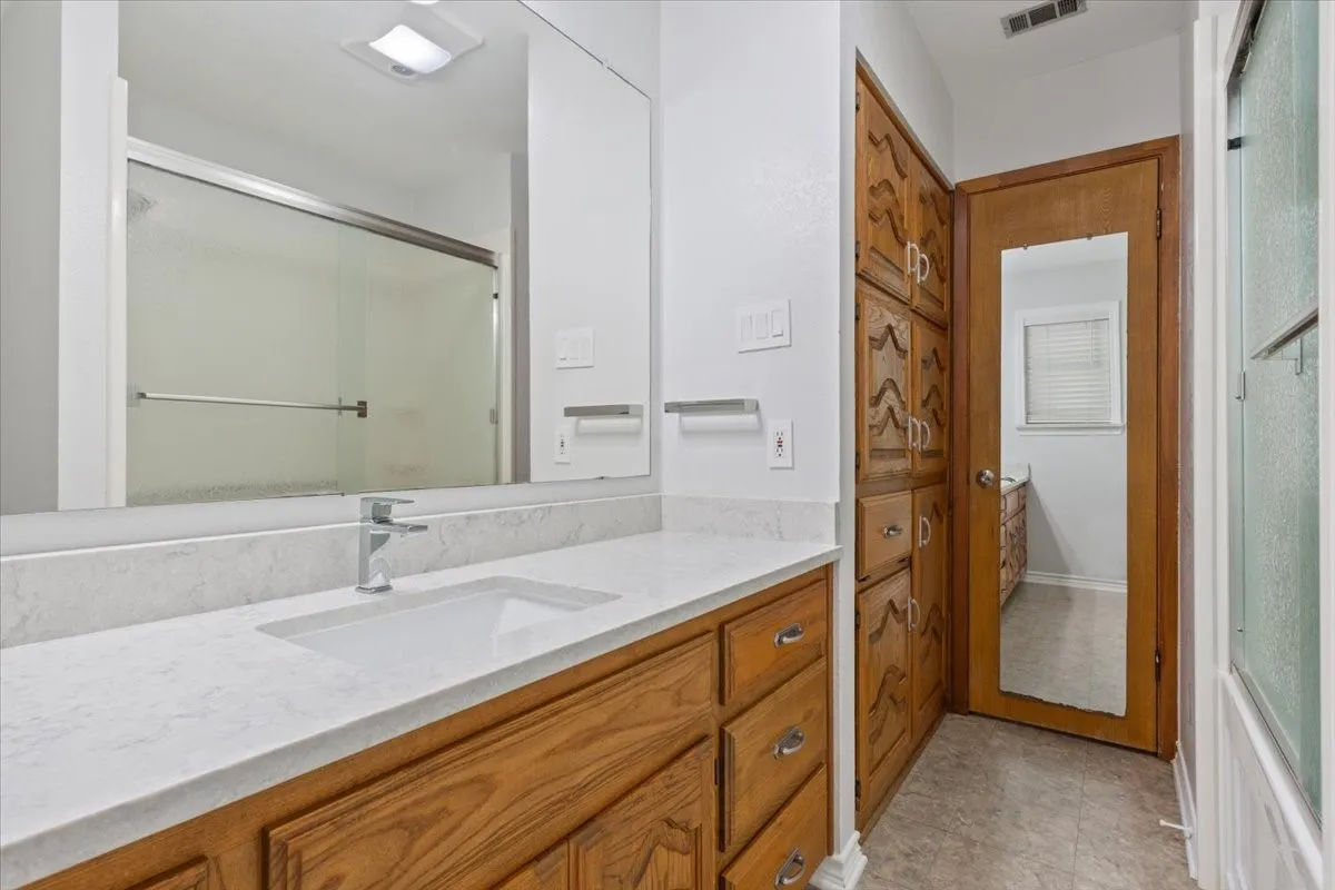 Single Family Residence For Sale in Mc Lennan County , 670 Berger Road, West, Texas 76691, 3 Bedroom, 2 Bathroom, 4 Garage spaces, 2,165 Sqft, built in 1984, mls#21396173, Real Estate Agent in West, Homes For Sale in Mc Lennan county, Homes For Sale in West, Realtor in West Texas, Real Estate Brokerage Independent Realty Texas, Luminita Cordes Realtor