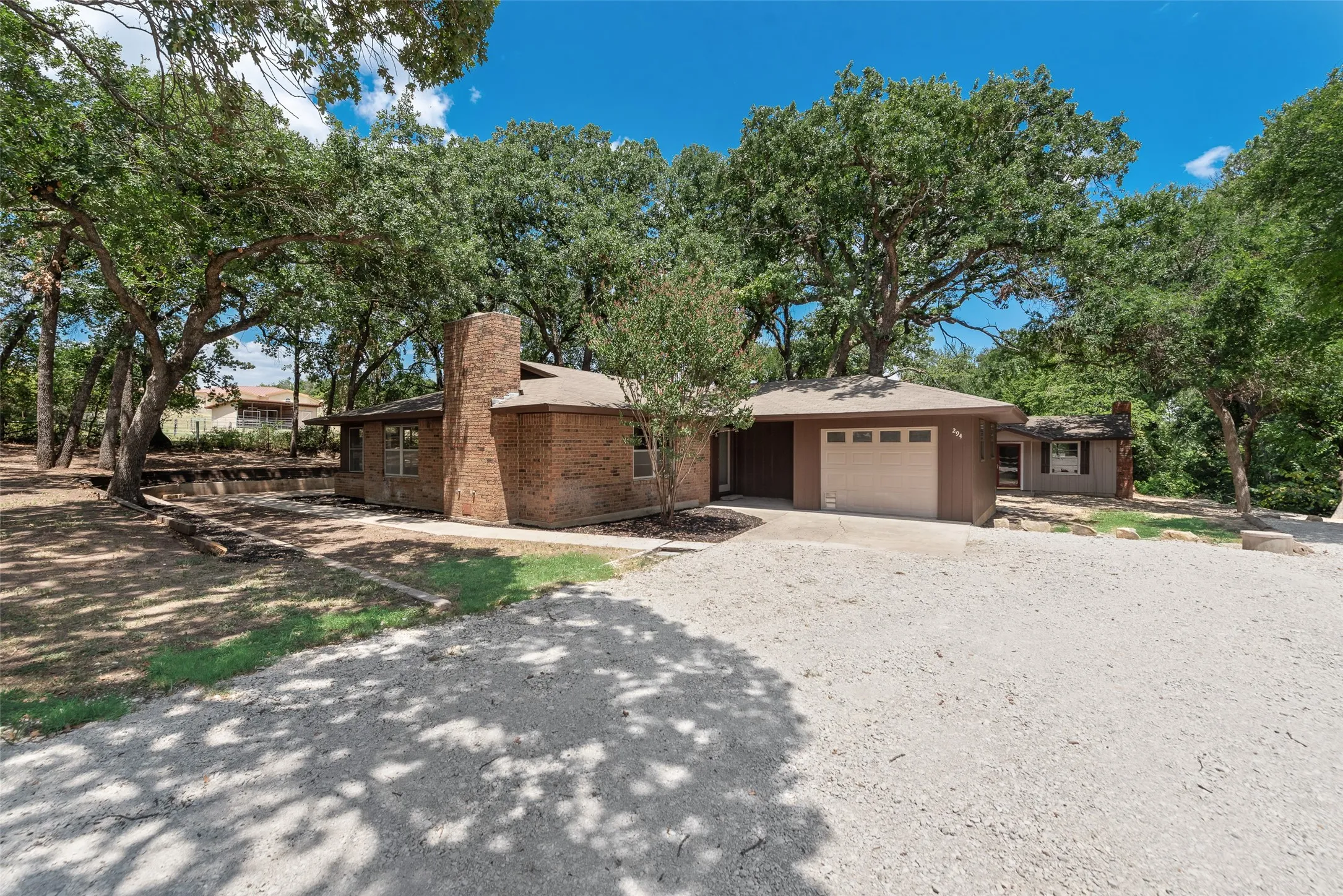 Single Family Residence For Sale in Parker County , 294 Thomas Len Road, Azle, Texas 76020, 6 Bedroom, 4 Bathroom, 1 Garage spaces, 2,667 Sqft, built in 1980, mls#21396126, Real Estate Agent in Azle, Homes For Sale in Parker county, Homes For Sale in Azle, Realtor in Azle Texas, Real Estate Brokerage Independent Realty Texas, Luminita Cordes Realtor