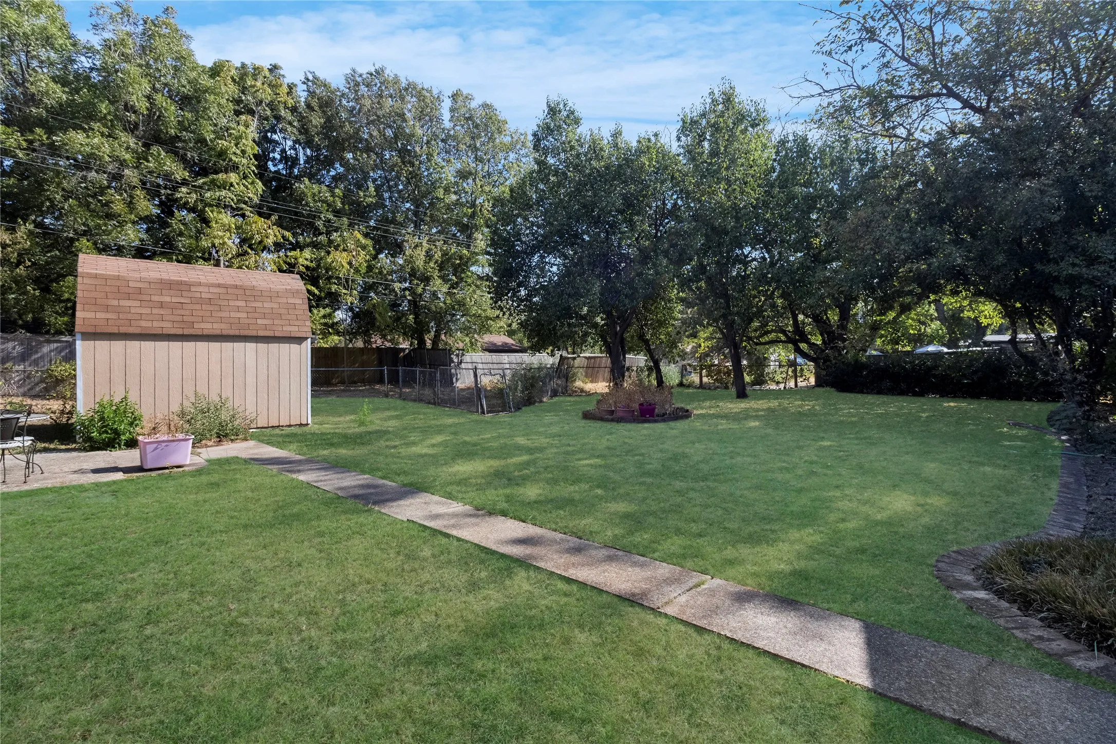 Single Family Residence For Sale in Dallas County , 535 Thrush Avenue, Duncanville, Texas 75116, 3 Bedroom, 1 Bathroom, 1 Garage spaces, 1,029 Sqft, built in 1963, mls#21396663, Real Estate Agent in Duncanville, Homes For Sale in Dallas county, Homes For Sale in Duncanville, Realtor in Duncanville Texas, Real Estate Brokerage Independent Realty Texas, Luminita Cordes Realtor