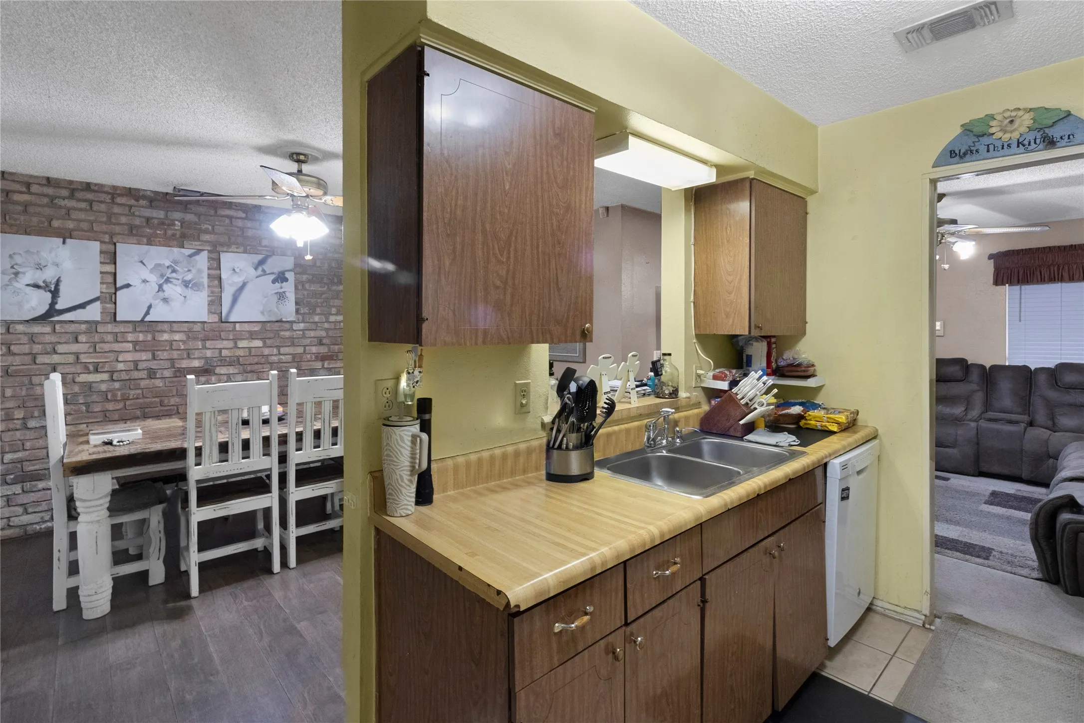 Single Family Residence For Sale in Dallas County , 535 Thrush Avenue, Duncanville, Texas 75116, 3 Bedroom, 1 Bathroom, 1 Garage spaces, 1,029 Sqft, built in 1963, mls#21396663, Real Estate Agent in Duncanville, Homes For Sale in Dallas county, Homes For Sale in Duncanville, Realtor in Duncanville Texas, Real Estate Brokerage Independent Realty Texas, Luminita Cordes Realtor