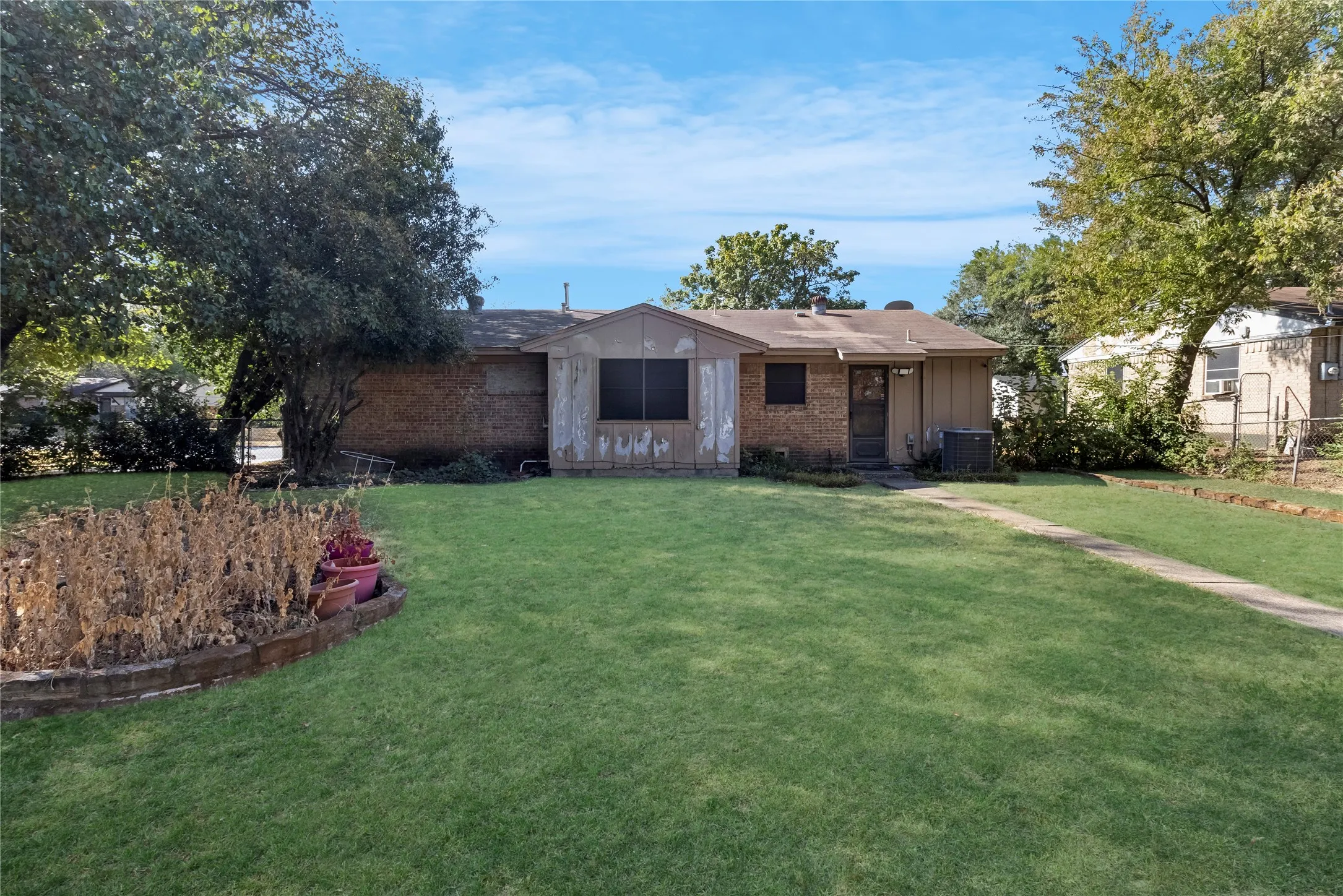 Single Family Residence For Sale in Dallas County , 535 Thrush Avenue, Duncanville, Texas 75116, 3 Bedroom, 1 Bathroom, 1 Garage spaces, 1,029 Sqft, built in 1963, mls#21396663, Real Estate Agent in Duncanville, Homes For Sale in Dallas county, Homes For Sale in Duncanville, Realtor in Duncanville Texas, Real Estate Brokerage Independent Realty Texas, Luminita Cordes Realtor