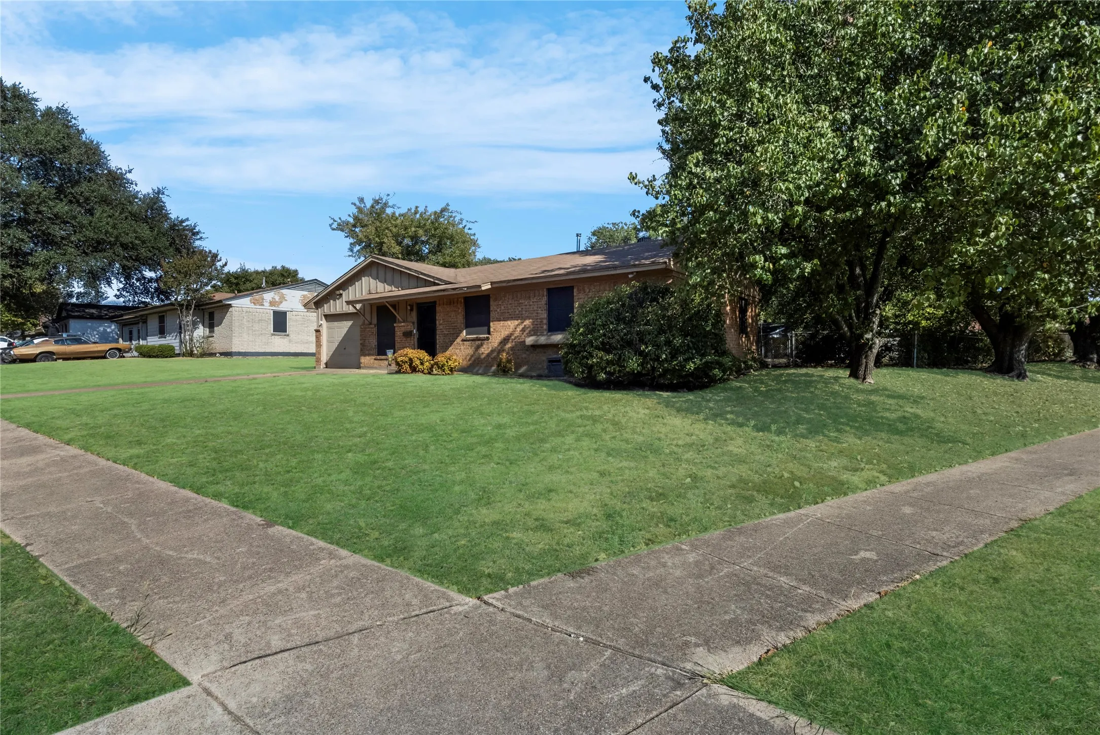 Single Family Residence For Sale in Dallas County , 535 Thrush Avenue, Duncanville, Texas 75116, 3 Bedroom, 1 Bathroom, 1 Garage spaces, 1,029 Sqft, built in 1963, mls#21396663, Real Estate Agent in Duncanville, Homes For Sale in Dallas county, Homes For Sale in Duncanville, Realtor in Duncanville Texas, Real Estate Brokerage Independent Realty Texas, Luminita Cordes Realtor