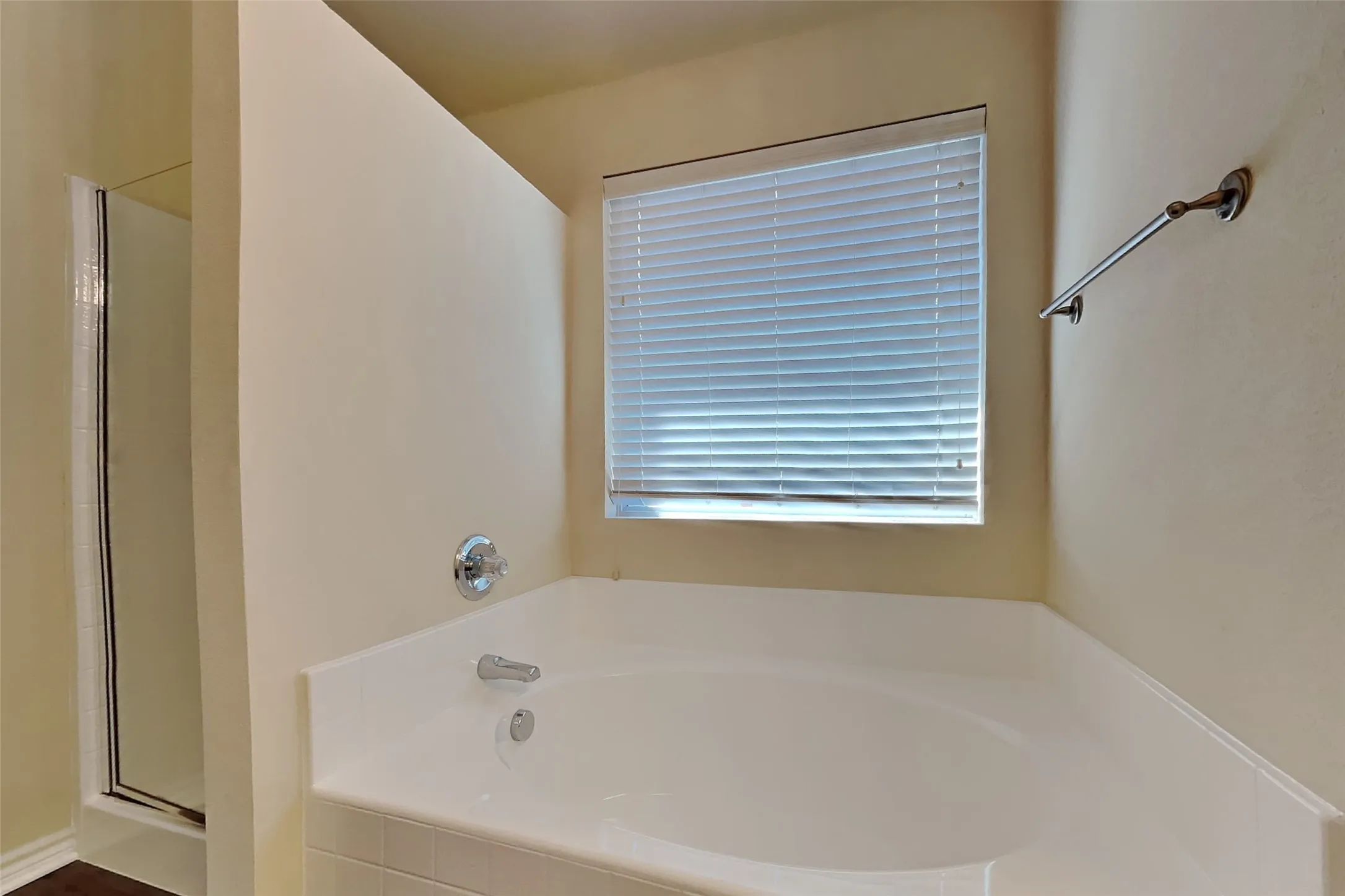 Single Family Residence For Rent in Tarrant County , 4408 Fox Meadows Lane, Mansfield, Texas 76063, 3 Bedroom, 2 Bathroom, 2 Garage spaces, 1,832 Sqft, built in 2004, mls#21396674, Real Estate Agent in Mansfield, Homes For Rent in Tarrant county, Homes For Rent in Mansfield, Realtor in Mansfield Texas, Real Estate Brokerage Independent Realty Texas, Luminita Cordes Realtor