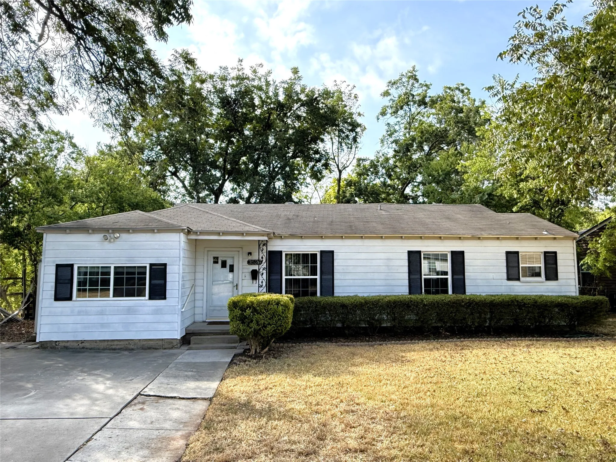 Single Family Residence For Sale in Mc Lennan County , 3520 Maple Avenue, Waco, Texas 76707, 4 Bedroom, 2 Bathroom, Garage spaces, 1,669 Sqft, built in 1950, mls#21396658, Real Estate Agent in Waco, Homes For Sale in Mc Lennan county, Homes For Sale in Waco, Realtor in Waco Texas, Real Estate Brokerage Independent Realty Texas, Luminita Cordes Realtor
