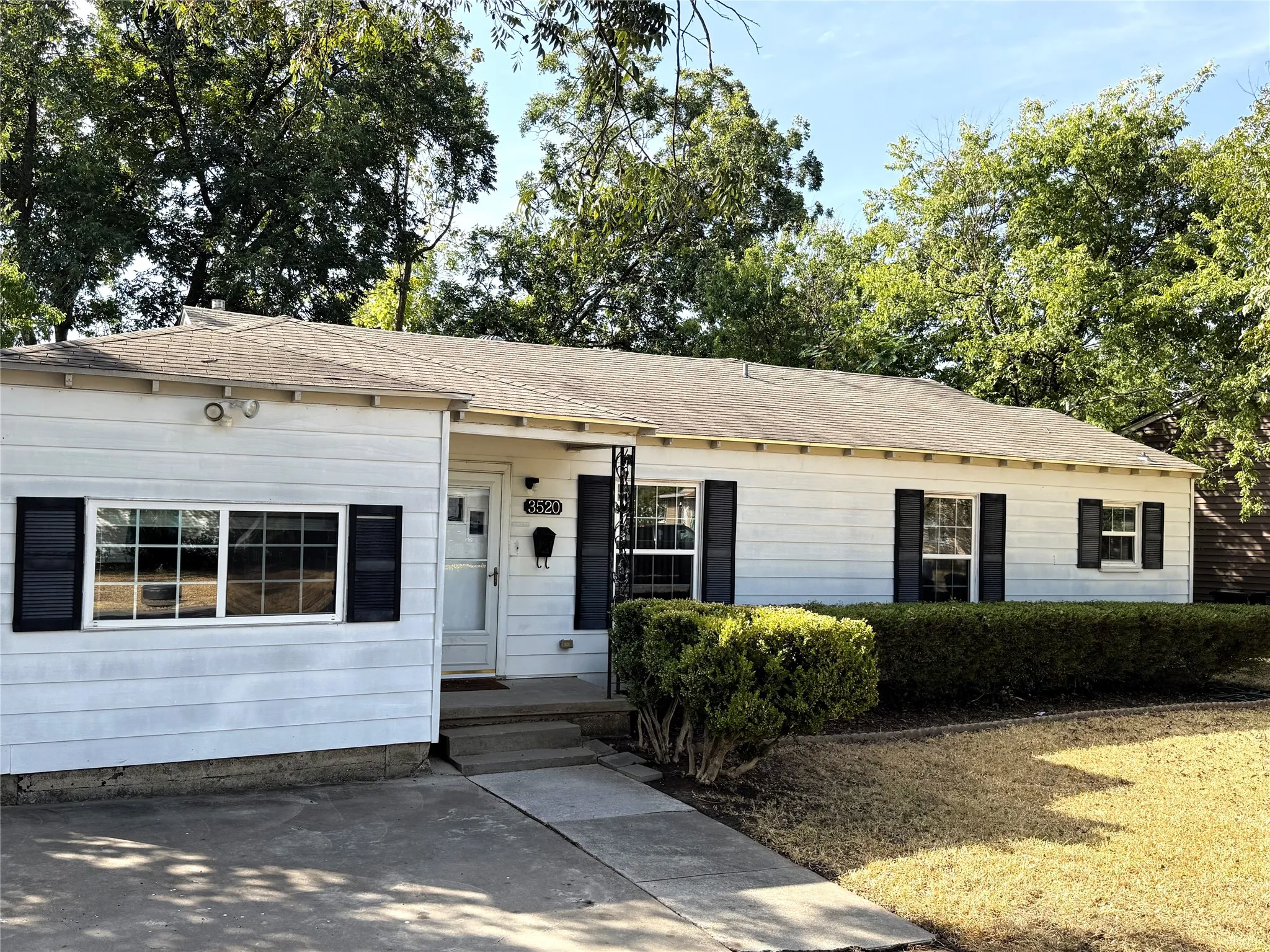 Single Family Residence For Sale in Mc Lennan County , 3520 Maple Avenue, Waco, Texas 76707, 4 Bedroom, 2 Bathroom, Garage spaces, 1,669 Sqft, built in 1950, mls#21396658, Real Estate Agent in Waco, Homes For Sale in Mc Lennan county, Homes For Sale in Waco, Realtor in Waco Texas, Real Estate Brokerage Independent Realty Texas, Luminita Cordes Realtor