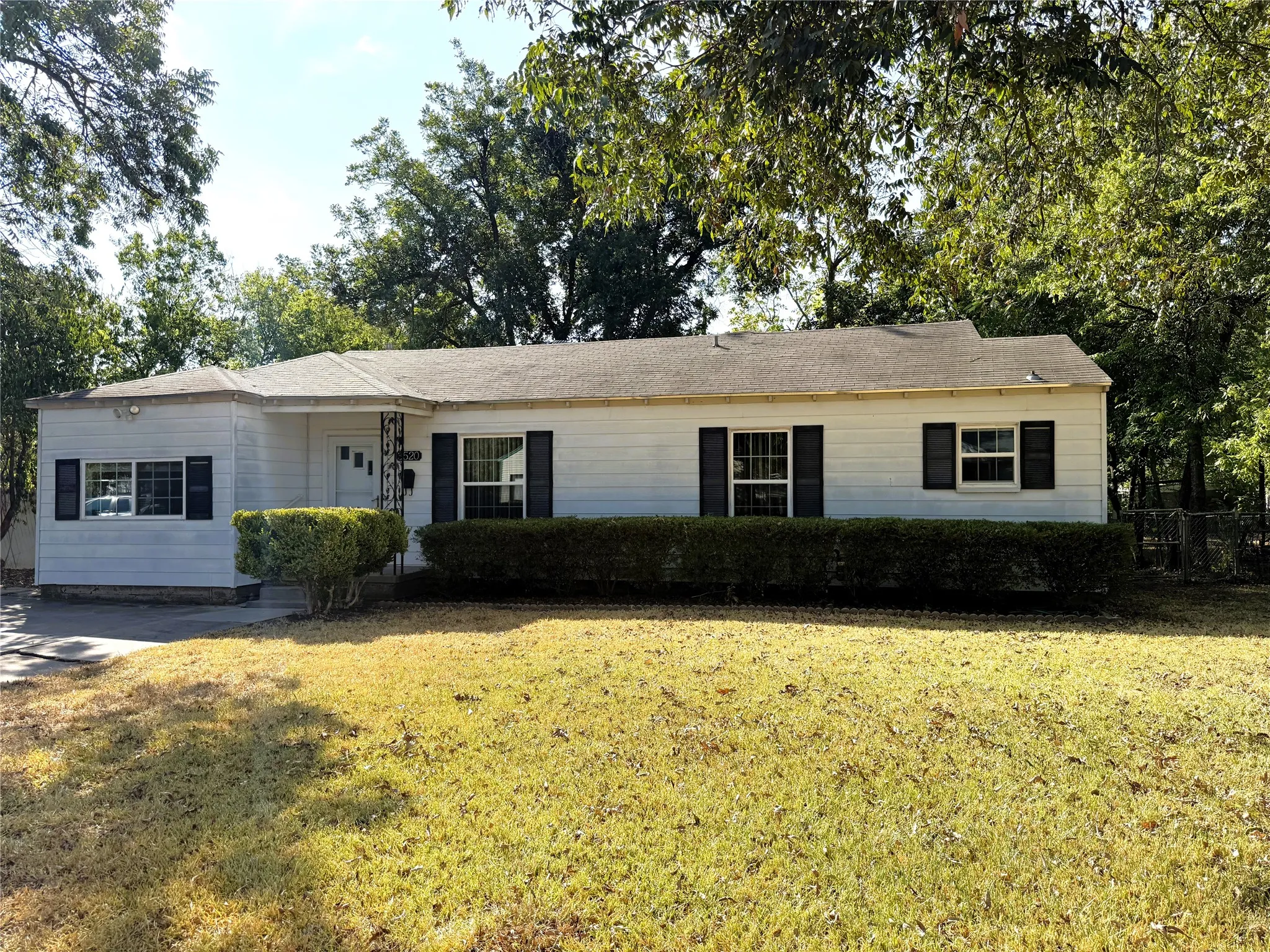 Single Family Residence For Sale in Mc Lennan County , 3520 Maple Avenue, Waco, Texas 76707, 4 Bedroom, 2 Bathroom, Garage spaces, 1,669 Sqft, built in 1950, mls#21396658, Real Estate Agent in Waco, Homes For Sale in Mc Lennan county, Homes For Sale in Waco, Realtor in Waco Texas, Real Estate Brokerage Independent Realty Texas, Luminita Cordes Realtor