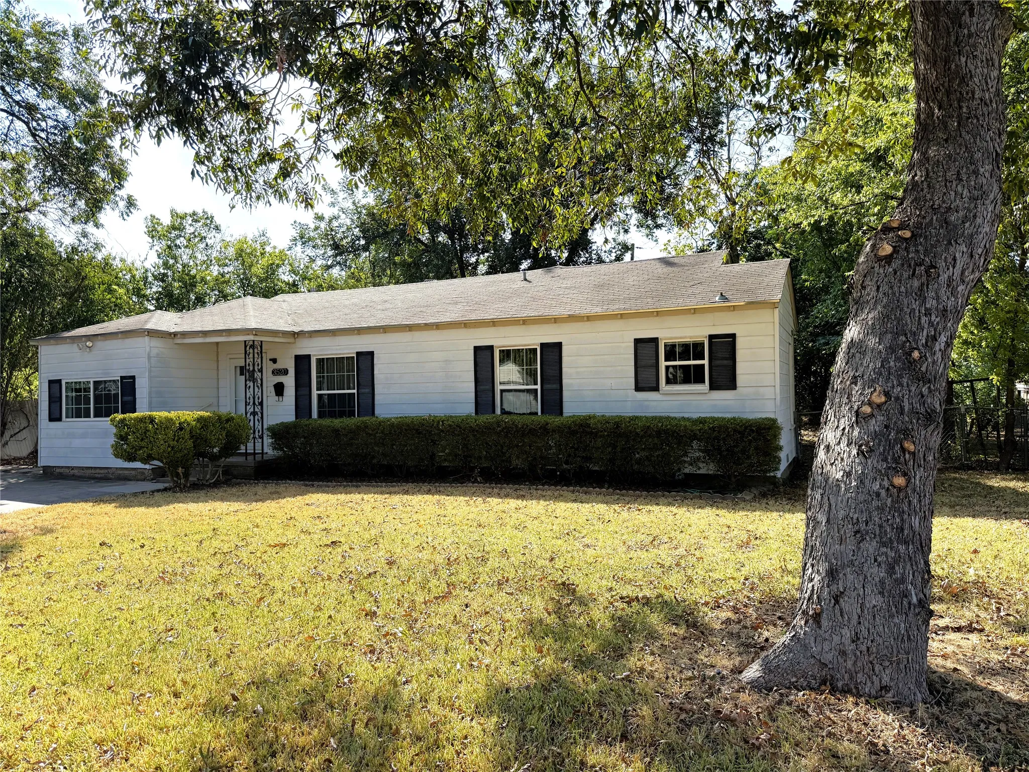 Single Family Residence For Sale in Mc Lennan County , 3520 Maple Avenue, Waco, Texas 76707, 4 Bedroom, 2 Bathroom, Garage spaces, 1,669 Sqft, built in 1950, mls#21396658, Real Estate Agent in Waco, Homes For Sale in Mc Lennan county, Homes For Sale in Waco, Realtor in Waco Texas, Real Estate Brokerage Independent Realty Texas, Luminita Cordes Realtor