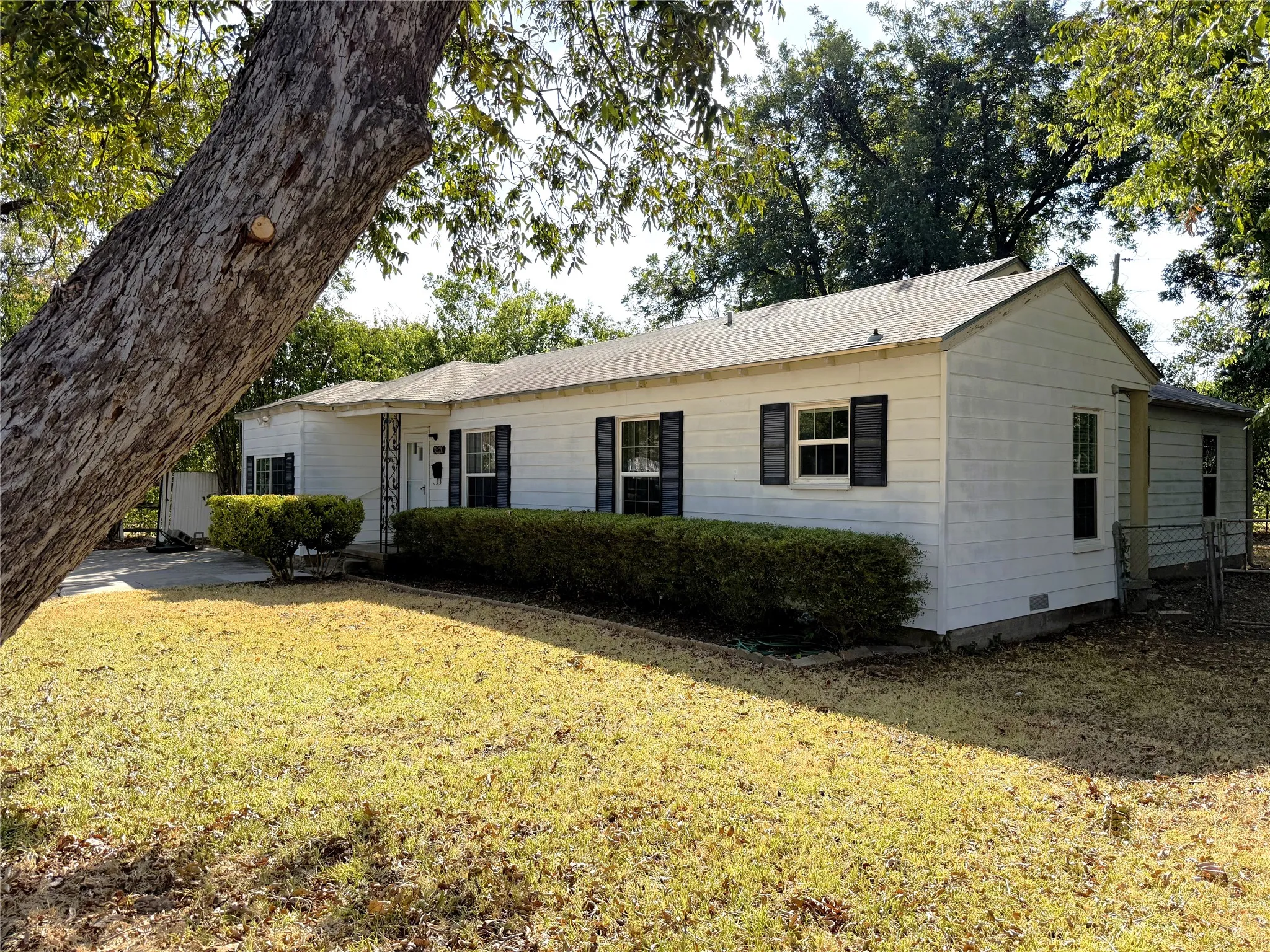 Single Family Residence For Sale in Mc Lennan County , 3520 Maple Avenue, Waco, Texas 76707, 4 Bedroom, 2 Bathroom, Garage spaces, 1,669 Sqft, built in 1950, mls#21396658, Real Estate Agent in Waco, Homes For Sale in Mc Lennan county, Homes For Sale in Waco, Realtor in Waco Texas, Real Estate Brokerage Independent Realty Texas, Luminita Cordes Realtor