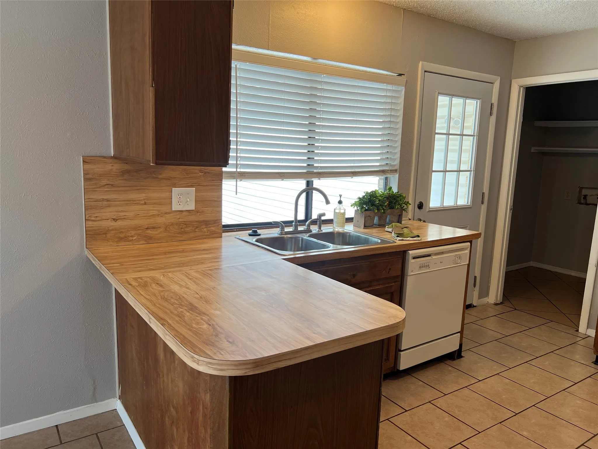 Single Family Residence For Rent in Denton County , 762 Red Wing Drive, Lewisville, Texas 75067, 3 Bedroom, 2 Bathroom, 2 Garage spaces, 1,581 Sqft, built in 1978, mls#21395429, Real Estate Agent in Lewisville, Homes For Rent in Denton county, Homes For Rent in Lewisville, Realtor in Lewisville Texas, Real Estate Brokerage Independent Realty Texas, Luminita Cordes Realtor