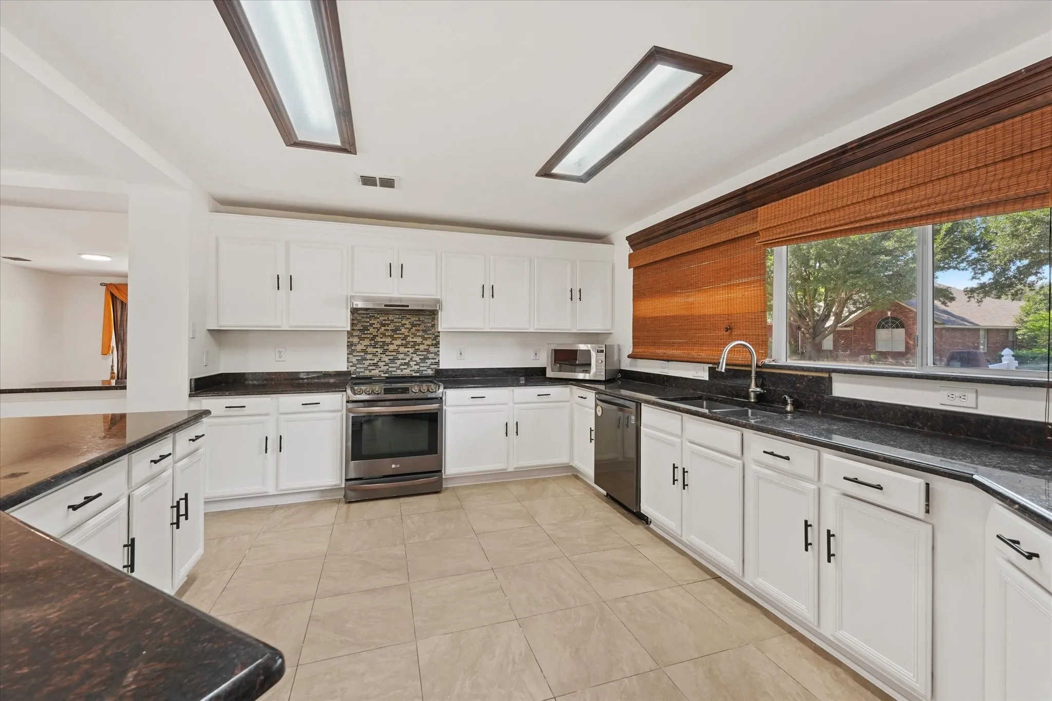 Single Family Residence For Sale in Collin County , 6410 Tara Lane, Frisco, Texas 75035, 3 Bedroom, 3 Bathroom, 2 Garage spaces, 2,860 Sqft, built in 1997, mls#21396687, Real Estate Agent in Frisco, Homes For Sale in Collin county, Homes For Sale in Frisco, Realtor in Frisco Texas, Real Estate Brokerage Independent Realty Texas, Luminita Cordes Realtor