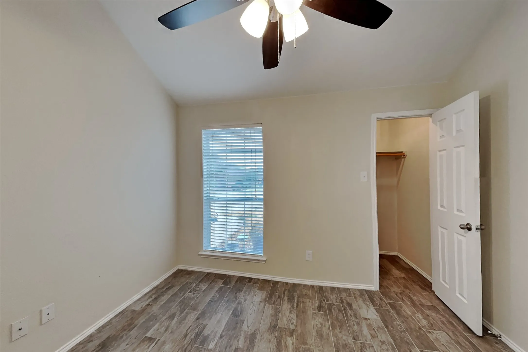 Single Family Residence For Rent in Tarrant County , 5825 Imes Lane, Fort Worth, Texas 76179, 3 Bedroom, 2 Bathroom, 2 Garage spaces, 1,826 Sqft, built in 2002, mls#21396683, Real Estate Agent in Fort Worth, Homes For Rent in Tarrant county, Homes For Rent in Fort Worth, Realtor in Fort Worth Texas, Real Estate Brokerage Independent Realty Texas, Luminita Cordes Realtor