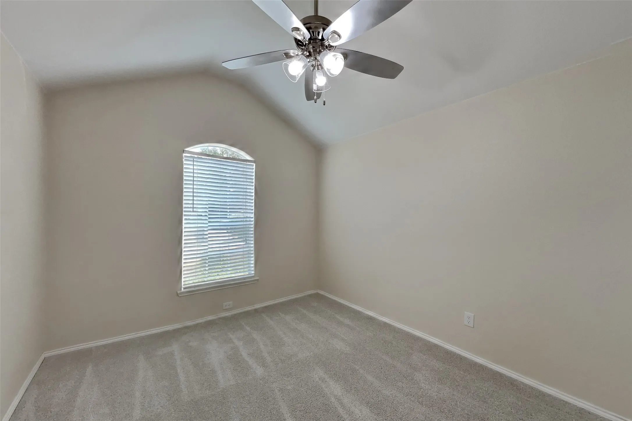 Single Family Residence For Rent in Tarrant County , 5825 Imes Lane, Fort Worth, Texas 76179, 3 Bedroom, 2 Bathroom, 2 Garage spaces, 1,826 Sqft, built in 2002, mls#21396683, Real Estate Agent in Fort Worth, Homes For Rent in Tarrant county, Homes For Rent in Fort Worth, Realtor in Fort Worth Texas, Real Estate Brokerage Independent Realty Texas, Luminita Cordes Realtor
