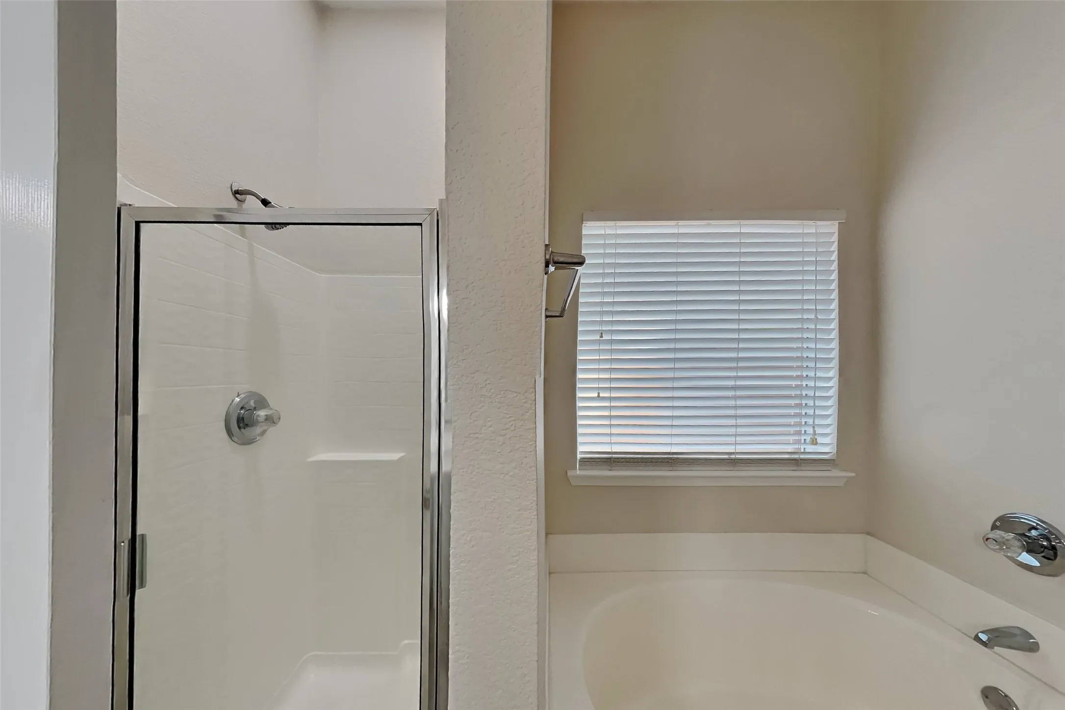 Single Family Residence For Rent in Tarrant County , 5825 Imes Lane, Fort Worth, Texas 76179, 3 Bedroom, 2 Bathroom, 2 Garage spaces, 1,826 Sqft, built in 2002, mls#21396683, Real Estate Agent in Fort Worth, Homes For Rent in Tarrant county, Homes For Rent in Fort Worth, Realtor in Fort Worth Texas, Real Estate Brokerage Independent Realty Texas, Luminita Cordes Realtor