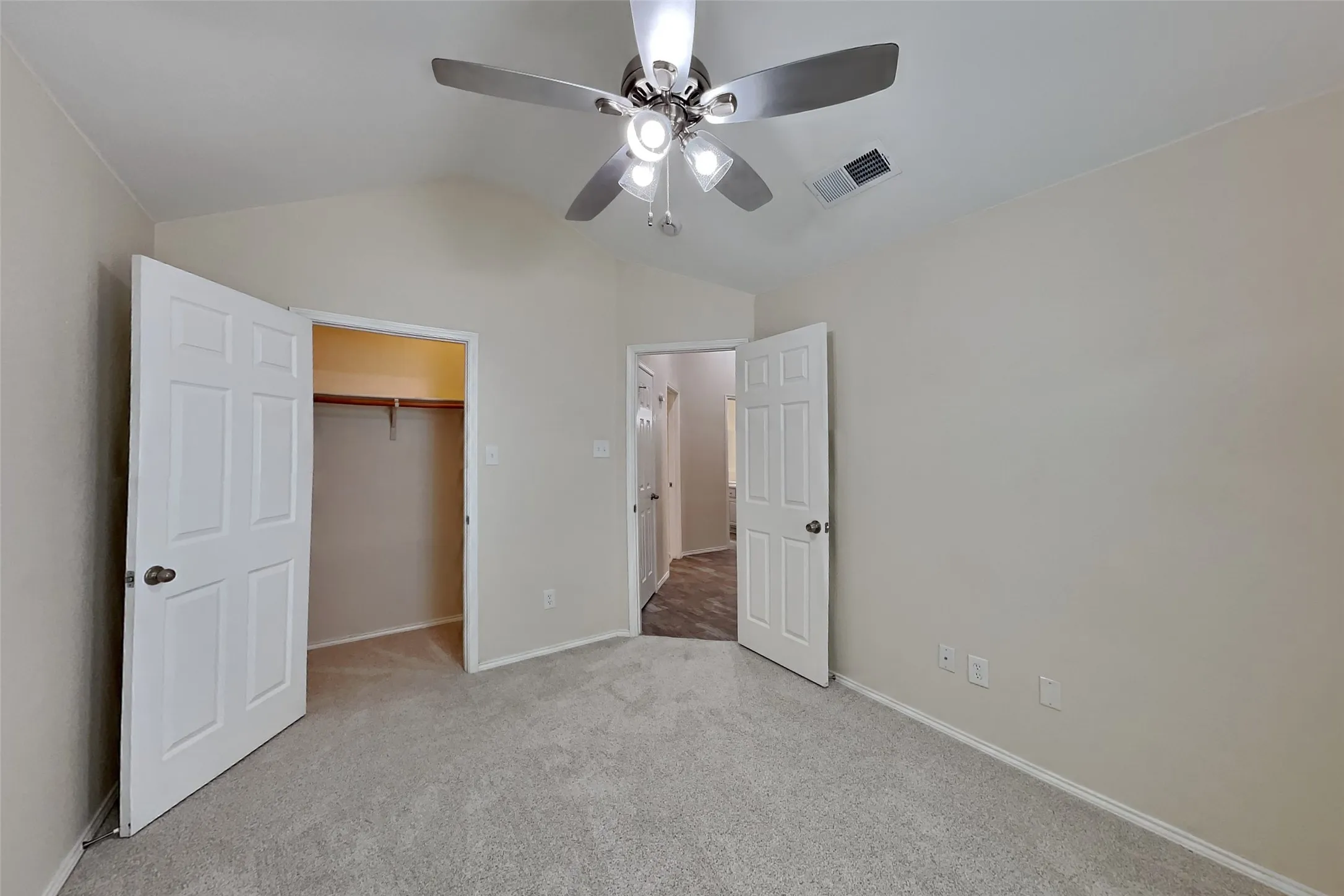 Single Family Residence For Rent in Tarrant County , 5825 Imes Lane, Fort Worth, Texas 76179, 3 Bedroom, 2 Bathroom, 2 Garage spaces, 1,826 Sqft, built in 2002, mls#21396683, Real Estate Agent in Fort Worth, Homes For Rent in Tarrant county, Homes For Rent in Fort Worth, Realtor in Fort Worth Texas, Real Estate Brokerage Independent Realty Texas, Luminita Cordes Realtor