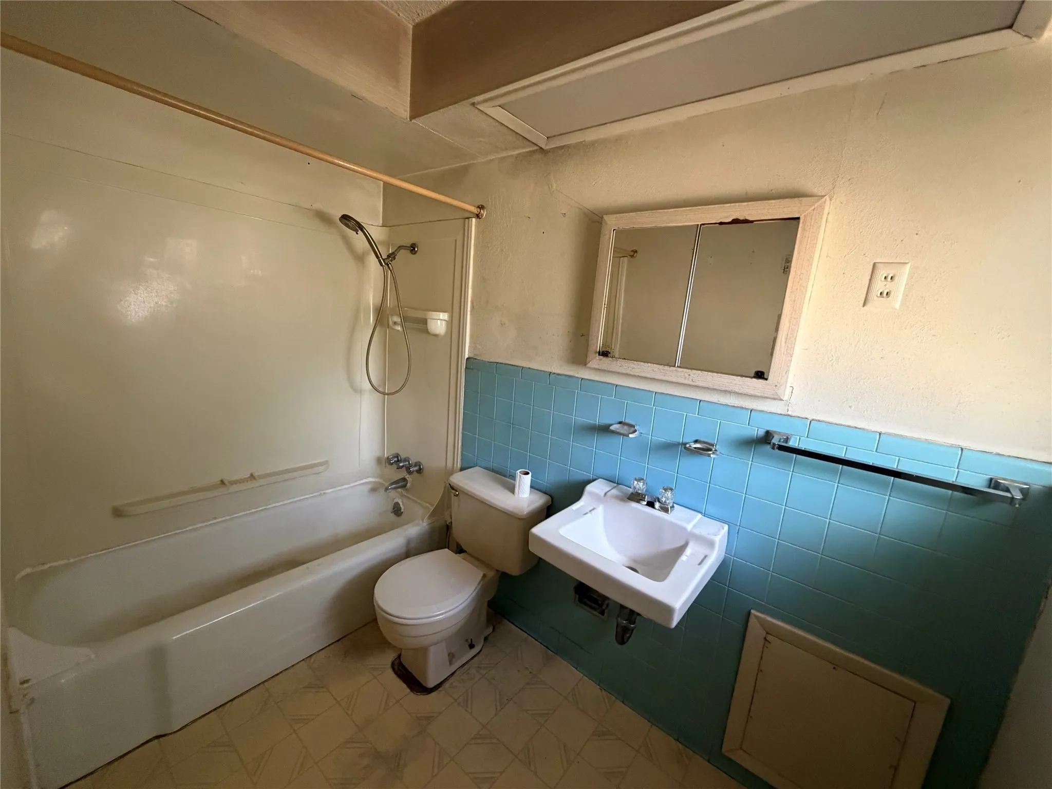 Single Family Residence For Sale in Dallas County , 3046 Cameo Lane, Farmers Branch, Texas 75234, 3 Bedroom, 2 Bathroom, 2 Garage spaces, 1,209 Sqft, built in 1958, mls#21396669, Real Estate Agent in Farmers Branch, Homes For Sale in Dallas county, Homes For Sale in Farmers Branch, Realtor in Farmers Branch Texas, Real Estate Brokerage Independent Realty Texas, Luminita Cordes Realtor