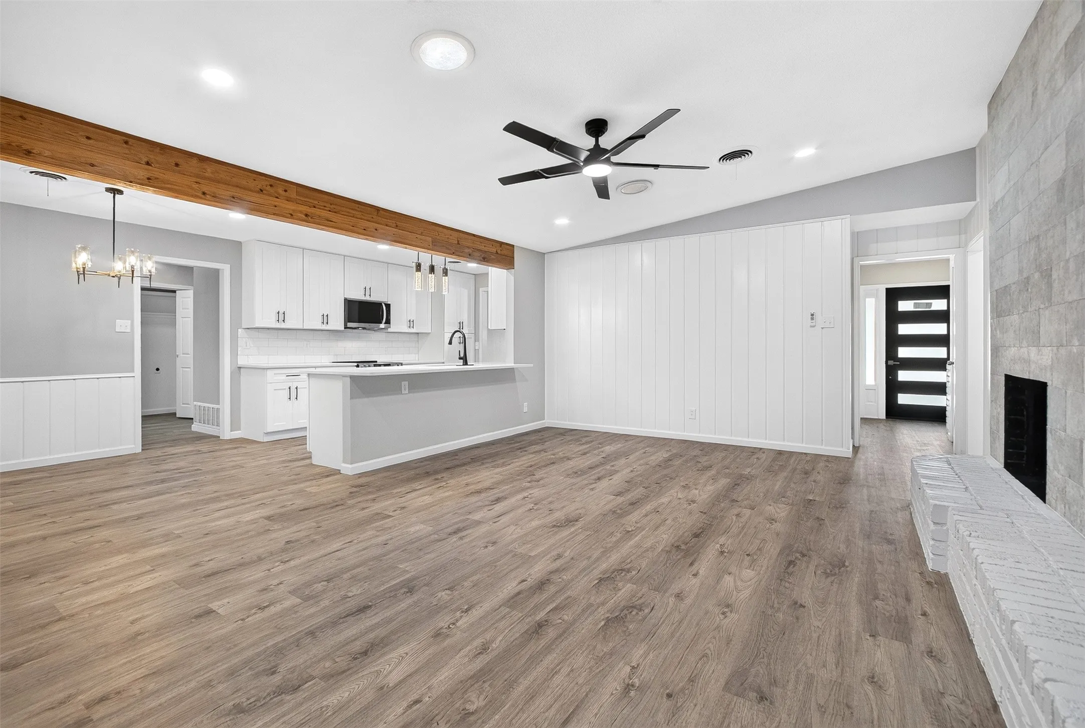 Single Family Residence For Sale in Tarrant County , 7344 Monterrey Drive, Fort Worth, Texas 76112, 3 Bedroom, 2 Bathroom, 2 Garage spaces, 2,001 Sqft, built in 1964, mls#21396692, Real Estate Agent in Fort Worth, Homes For Sale in Tarrant county, Homes For Sale in Fort Worth, Realtor in Fort Worth Texas, Real Estate Brokerage Independent Realty Texas, Luminita Cordes Realtor